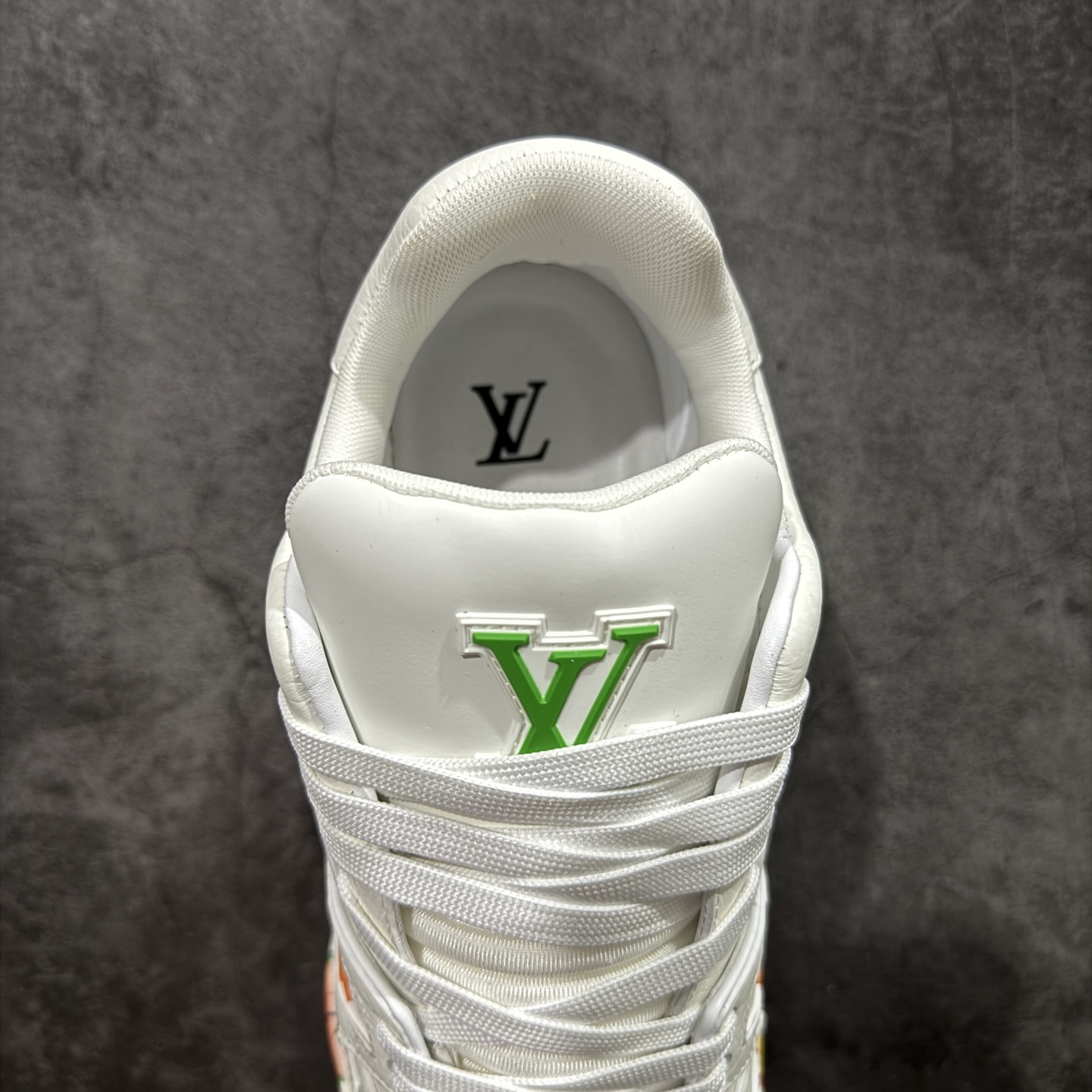 图片[8]-【YS纯原】广奢高端货 LOUIS VUITTON 路易威登 LV Trainer 休闲板鞋 ✦ 原楦原纸版开模，鞋型立体饱满 ✦ 零毛边、零溢胶、零线头瑕疵 ✦ 细节与原版一致 区分市面通货 ✦ 多层叠片＋电脑针车，针距密度一致 ✦ Monogram浮雕＋3D高频压纹 ✦ 多密度发泡中底：支撑回弹媲美专柜 ✦ 原装橡胶大底：含胶量高、纹路深、双拼接零偏差 ✦ ZP级原装包装：专柜款鞋盒＋防尘袋＋说明书 尺码：35-45-选品中心