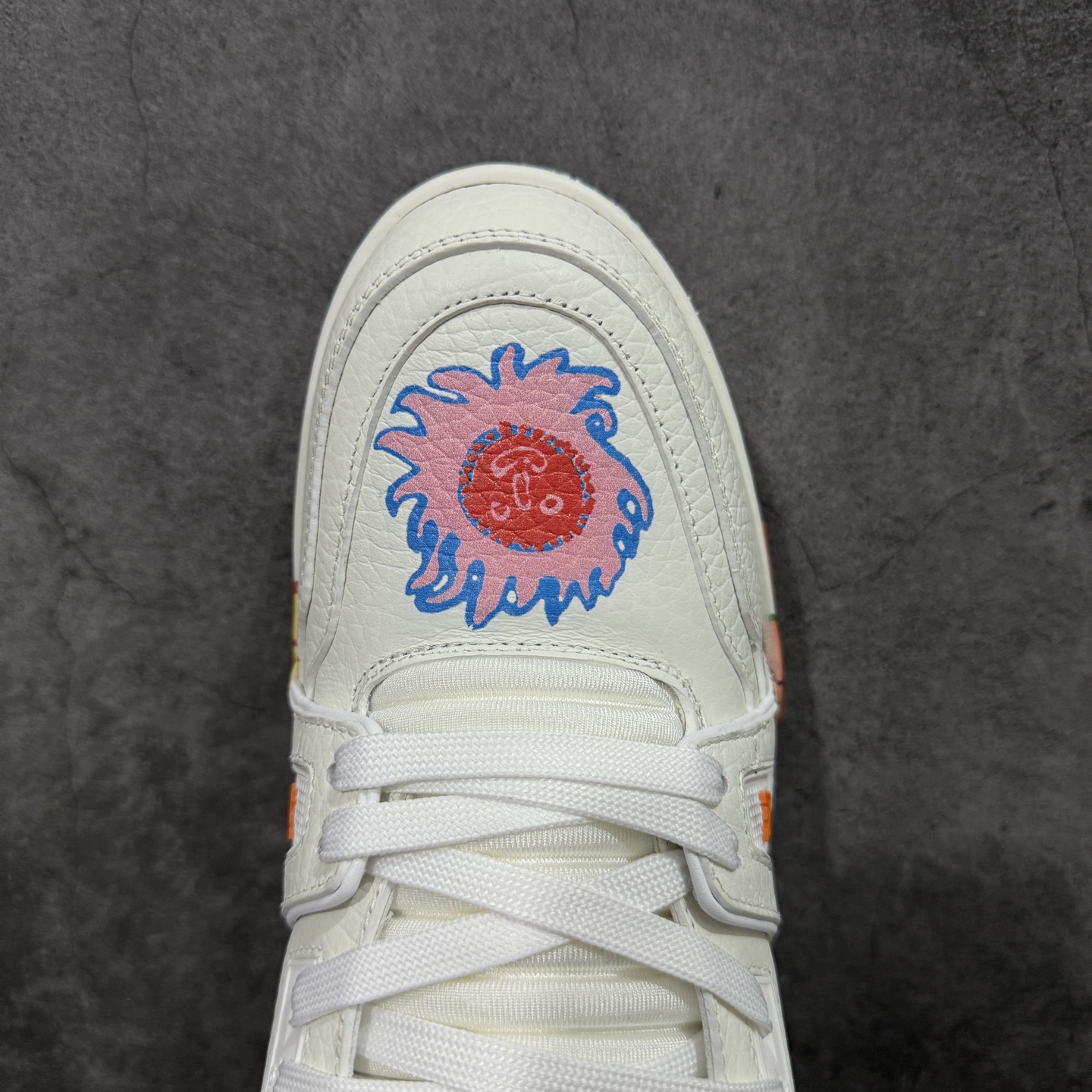 图片[5]-【YS纯原】广奢高端货 LOUIS VUITTON 路易威登 LV Trainer 休闲板鞋 ✦ 原楦原纸版开模，鞋型立体饱满 ✦ 零毛边、零溢胶、零线头瑕疵 ✦ 细节与原版一致 区分市面通货 ✦ 多层叠片＋电脑针车，针距密度一致 ✦ Monogram浮雕＋3D高频压纹 ✦ 多密度发泡中底：支撑回弹媲美专柜 ✦ 原装橡胶大底：含胶量高、纹路深、双拼接零偏差 ✦ ZP级原装包装：专柜款鞋盒＋防尘袋＋说明书 尺码：35-45-选品中心