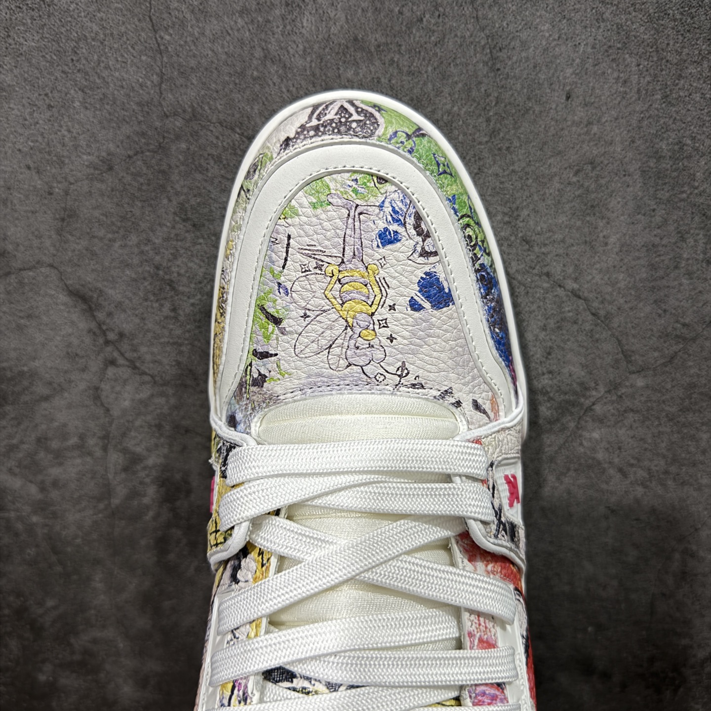 图片[5]-【YS纯原】广奢高端货 LOUIS VUITTON 路易威登 LV Trainer 休闲板鞋 ✦ 原楦原纸版开模，鞋型立体饱满 ✦ 零毛边、零溢胶、零线头瑕疵 ✦ 细节与原版一致 区分市面通货 ✦ 多层叠片＋电脑针车，针距密度一致 ✦ Monogram浮雕＋3D高频压纹 ✦ 多密度发泡中底：支撑回弹媲美专柜 ✦ 原装橡胶大底：含胶量高、纹路深、双拼接零偏差 ✦ ZP级原装包装：专柜款鞋盒＋防尘袋＋说明书 尺码：35-45-选品中心