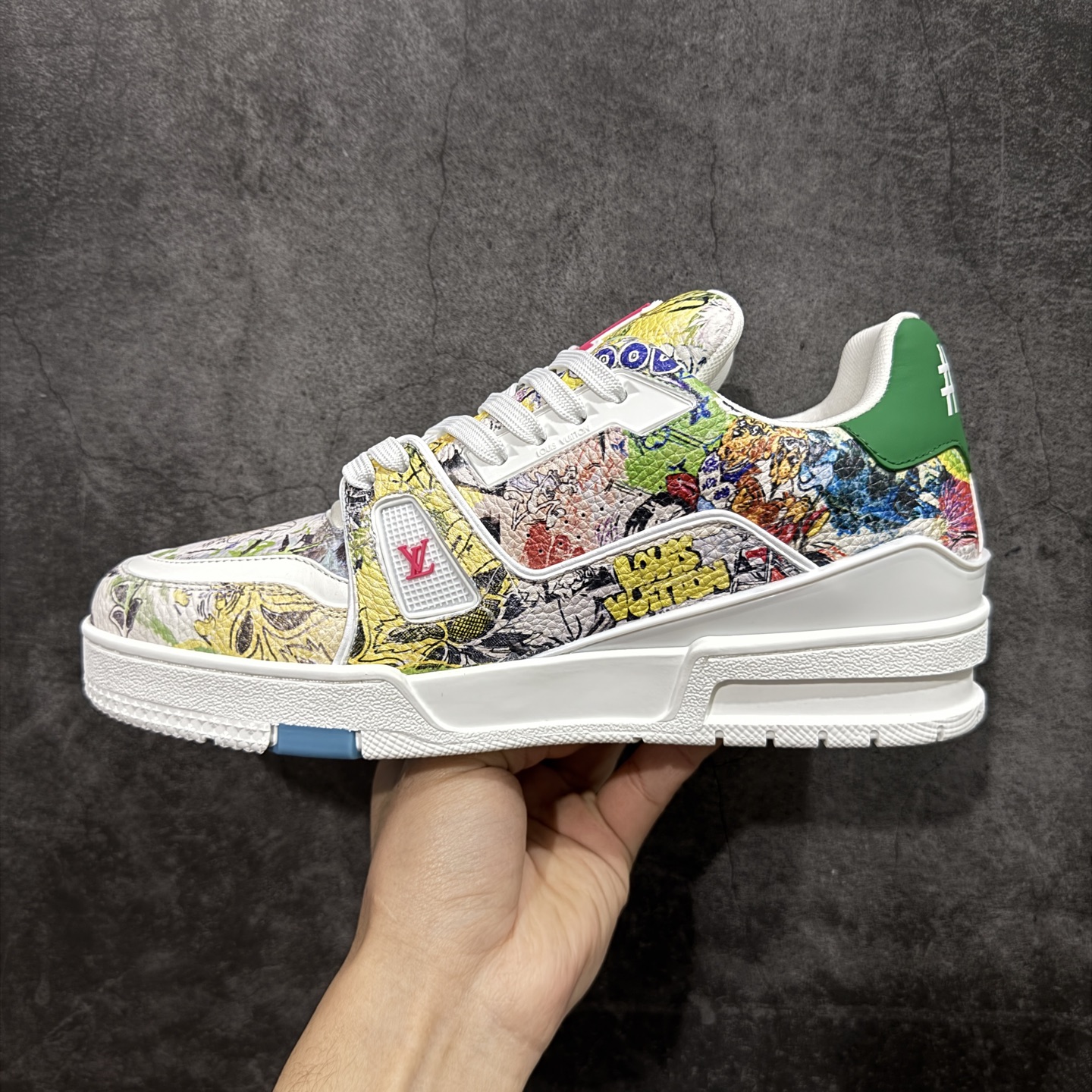 图片[2]-【YS纯原】广奢高端货 LOUIS VUITTON 路易威登 LV Trainer 休闲板鞋 ✦ 原楦原纸版开模，鞋型立体饱满 ✦ 零毛边、零溢胶、零线头瑕疵 ✦ 细节与原版一致 区分市面通货 ✦ 多层叠片＋电脑针车，针距密度一致 ✦ Monogram浮雕＋3D高频压纹 ✦ 多密度发泡中底：支撑回弹媲美专柜 ✦ 原装橡胶大底：含胶量高、纹路深、双拼接零偏差 ✦ ZP级原装包装：专柜款鞋盒＋防尘袋＋说明书 尺码：35-45-选品中心