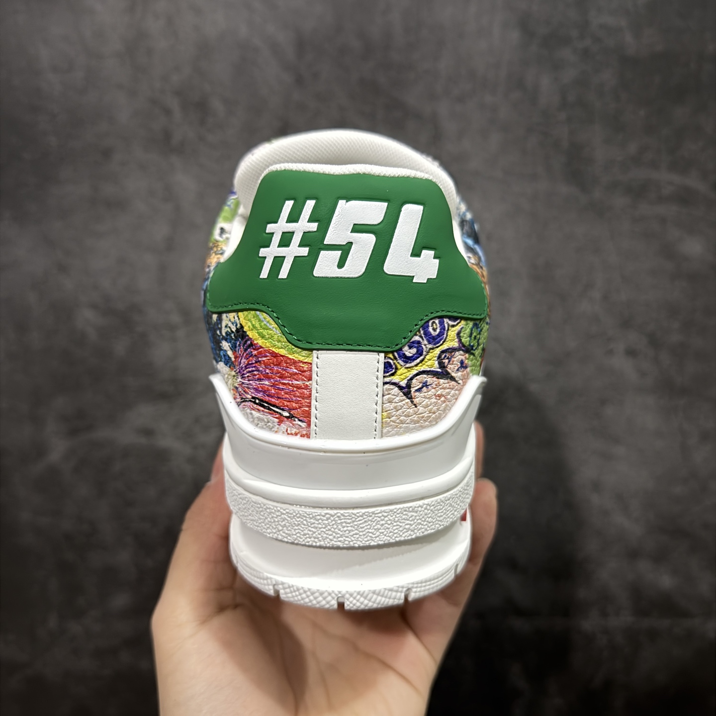 图片[4]-【YS纯原】广奢高端货 LOUIS VUITTON 路易威登 LV Trainer 休闲板鞋 ✦ 原楦原纸版开模，鞋型立体饱满 ✦ 零毛边、零溢胶、零线头瑕疵 ✦ 细节与原版一致 区分市面通货 ✦ 多层叠片＋电脑针车，针距密度一致 ✦ Monogram浮雕＋3D高频压纹 ✦ 多密度发泡中底：支撑回弹媲美专柜 ✦ 原装橡胶大底：含胶量高、纹路深、双拼接零偏差 ✦ ZP级原装包装：专柜款鞋盒＋防尘袋＋说明书 尺码：35-45-选品中心