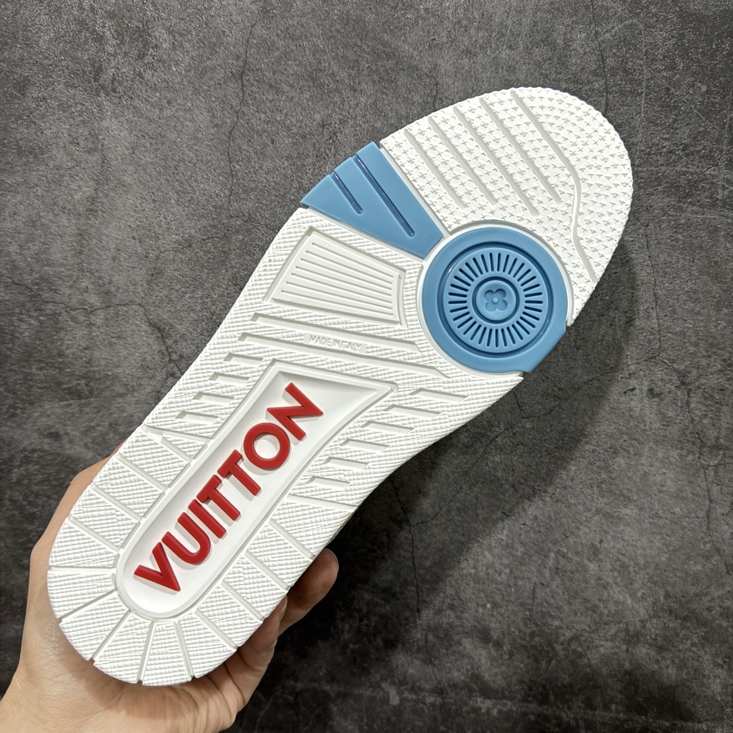 图片[9]-【YS纯原】广奢高端货 LOUIS VUITTON 路易威登 LV Trainer 休闲板鞋 ✦ 原楦原纸版开模，鞋型立体饱满 ✦ 零毛边、零溢胶、零线头瑕疵 ✦ 细节与原版一致 区分市面通货 ✦ 多层叠片＋电脑针车，针距密度一致 ✦ Monogram浮雕＋3D高频压纹 ✦ 多密度发泡中底：支撑回弹媲美专柜 ✦ 原装橡胶大底：含胶量高、纹路深、双拼接零偏差 ✦ ZP级原装包装：专柜款鞋盒＋防尘袋＋说明书 尺码：35-45-选品中心