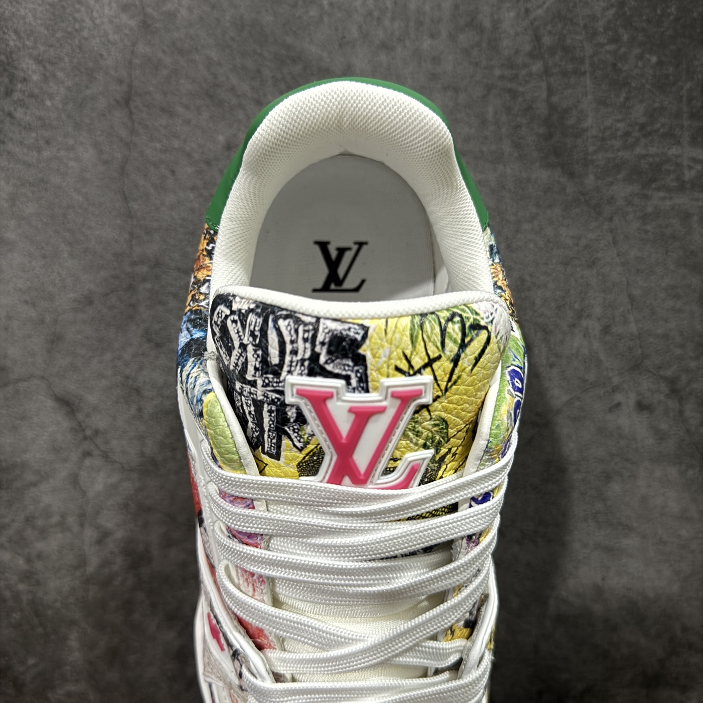 图片[8]-【YS纯原】广奢高端货 LOUIS VUITTON 路易威登 LV Trainer 休闲板鞋 ✦ 原楦原纸版开模，鞋型立体饱满 ✦ 零毛边、零溢胶、零线头瑕疵 ✦ 细节与原版一致 区分市面通货 ✦ 多层叠片＋电脑针车，针距密度一致 ✦ Monogram浮雕＋3D高频压纹 ✦ 多密度发泡中底：支撑回弹媲美专柜 ✦ 原装橡胶大底：含胶量高、纹路深、双拼接零偏差 ✦ ZP级原装包装：专柜款鞋盒＋防尘袋＋说明书 尺码：35-45-选品中心