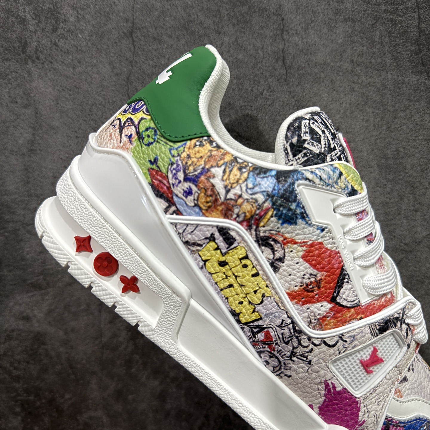 图片[7]-【YS纯原】广奢高端货 LOUIS VUITTON 路易威登 LV Trainer 休闲板鞋 ✦ 原楦原纸版开模，鞋型立体饱满 ✦ 零毛边、零溢胶、零线头瑕疵 ✦ 细节与原版一致 区分市面通货 ✦ 多层叠片＋电脑针车，针距密度一致 ✦ Monogram浮雕＋3D高频压纹 ✦ 多密度发泡中底：支撑回弹媲美专柜 ✦ 原装橡胶大底：含胶量高、纹路深、双拼接零偏差 ✦ ZP级原装包装：专柜款鞋盒＋防尘袋＋说明书 尺码：35-45-选品中心