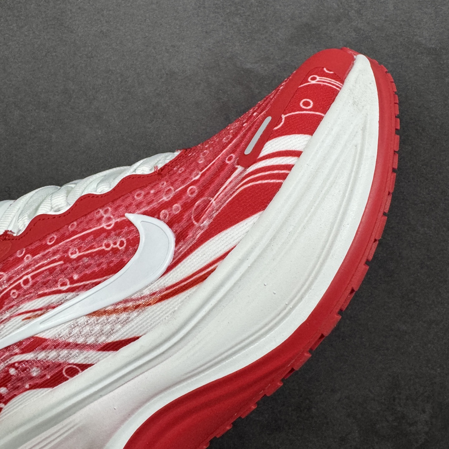 图片[5]-【公司级】Nike VOMERO PLUS 耐克 舒适减震防滑 低帮跑步鞋 全掌ReactX泡绵中底 前掌和后跟还配备了Air Zoom气垫单元 据说跑起来更快更舒适哦 这次最大的升级点 首次引入了ReactX泡绵 货号：IM6776-020 尺码：35.5～46B 编码：FSB240250-选品中心