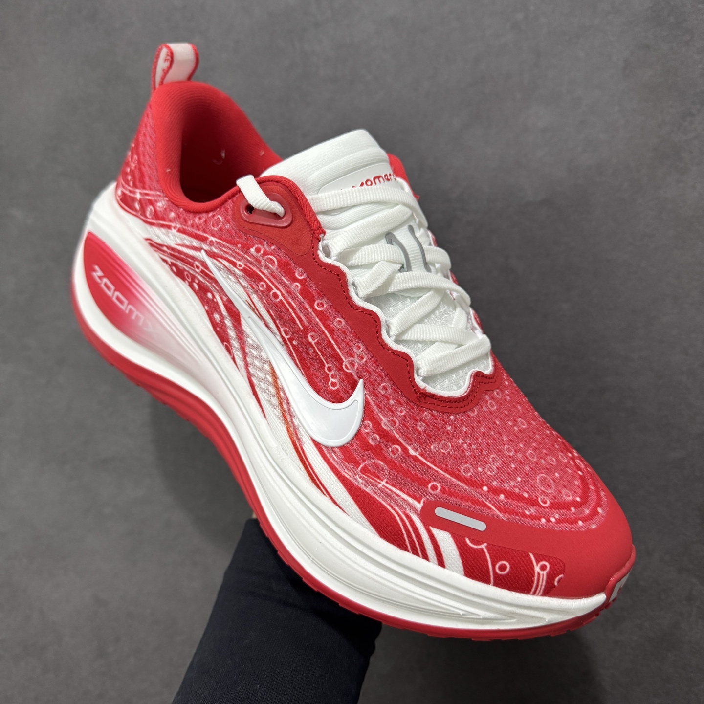 图片[3]-【公司级】Nike VOMERO PLUS 耐克 舒适减震防滑 低帮跑步鞋 全掌ReactX泡绵中底 前掌和后跟还配备了Air Zoom气垫单元 据说跑起来更快更舒适哦 这次最大的升级点 首次引入了ReactX泡绵 货号：IM6776-020 尺码：35.5～46B 编码：FSB240250-选品中心