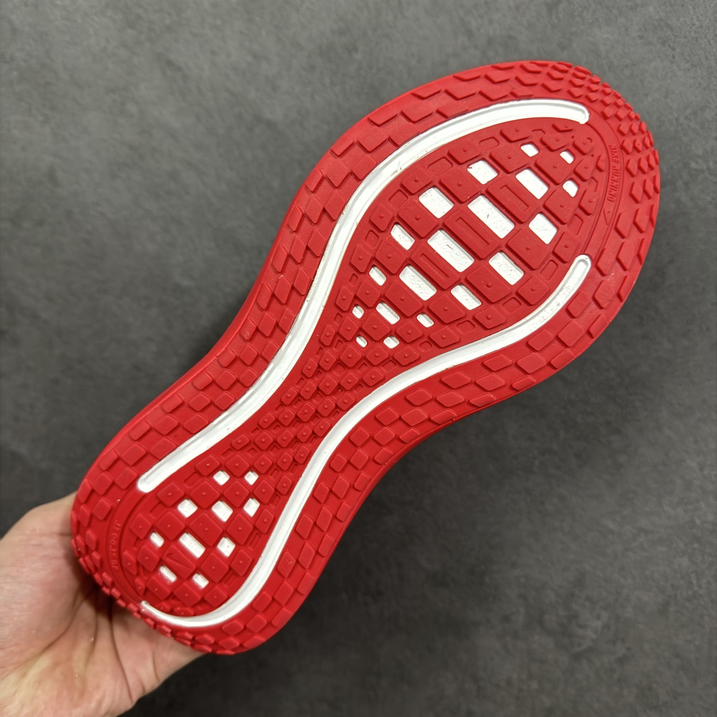 图片[9]-【公司级】Nike VOMERO PLUS 耐克 舒适减震防滑 低帮跑步鞋 全掌ReactX泡绵中底 前掌和后跟还配备了Air Zoom气垫单元 据说跑起来更快更舒适哦 这次最大的升级点 首次引入了ReactX泡绵 货号：IM6776-020 尺码：35.5～46B 编码：FSB240250-选品中心