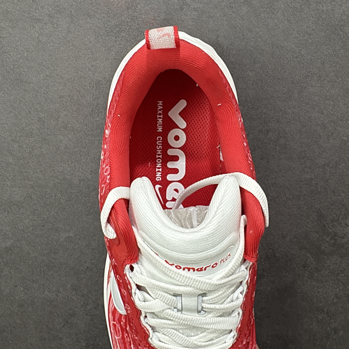 图片[7]-【公司级】Nike VOMERO PLUS 耐克 舒适减震防滑 低帮跑步鞋 全掌ReactX泡绵中底 前掌和后跟还配备了Air Zoom气垫单元 据说跑起来更快更舒适哦 这次最大的升级点 首次引入了ReactX泡绵 货号：IM6776-020 尺码：35.5～46B 编码：FSB240250-选品中心