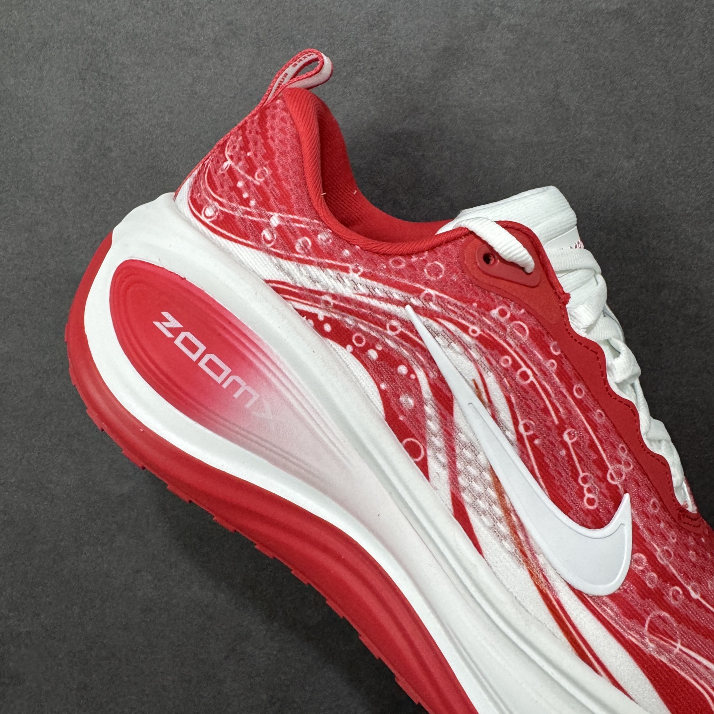 图片[6]-【公司级】Nike VOMERO PLUS 耐克 舒适减震防滑 低帮跑步鞋 全掌ReactX泡绵中底 前掌和后跟还配备了Air Zoom气垫单元 据说跑起来更快更舒适哦 这次最大的升级点 首次引入了ReactX泡绵 货号：IM6776-020 尺码：35.5～46B 编码：FSB240250-选品中心