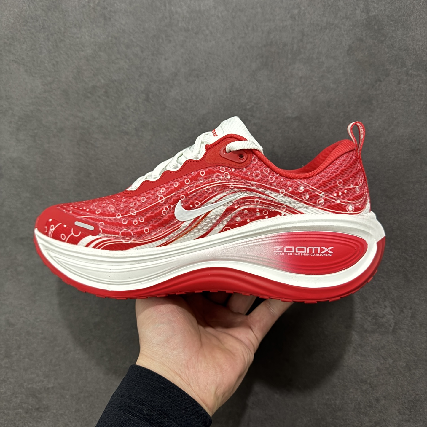 图片[2]-【公司级】Nike VOMERO PLUS 耐克 舒适减震防滑 低帮跑步鞋 全掌ReactX泡绵中底 前掌和后跟还配备了Air Zoom气垫单元 据说跑起来更快更舒适哦 这次最大的升级点 首次引入了ReactX泡绵 货号：IM6776-020 尺码：35.5～46B 编码：FSB240250-选品中心