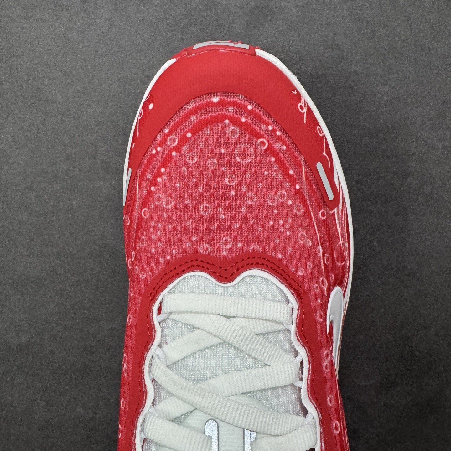 图片[8]-【公司级】Nike VOMERO PLUS 耐克 舒适减震防滑 低帮跑步鞋 全掌ReactX泡绵中底 前掌和后跟还配备了Air Zoom气垫单元 据说跑起来更快更舒适哦 这次最大的升级点 首次引入了ReactX泡绵 货号：IM6776-020 尺码：35.5～46B 编码：FSB240250-选品中心