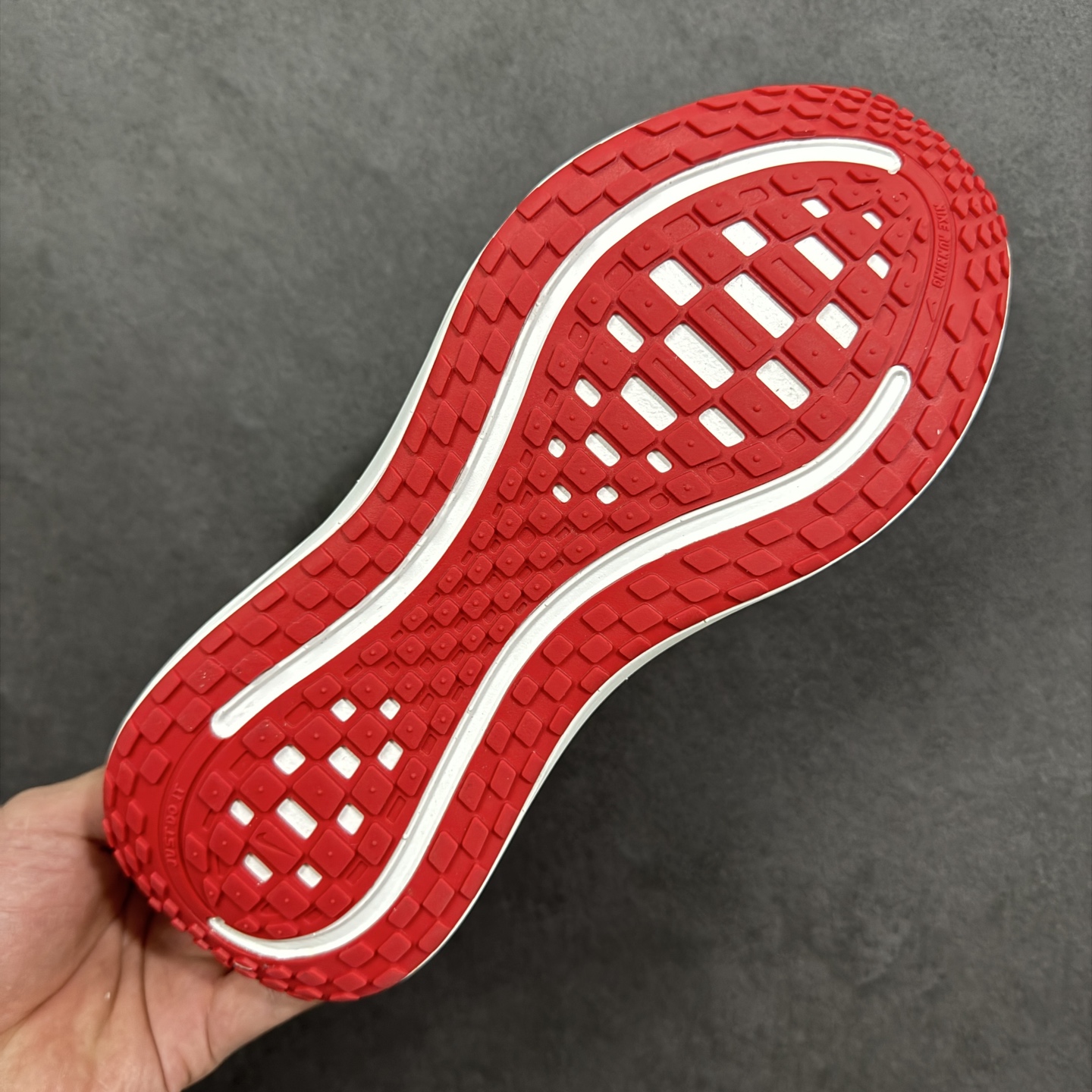 图片[9]-【公司级】Nike VOMERO PLUS 耐克 舒适减震防滑 低帮跑步鞋 全掌ReactX泡绵中底 前掌和后跟还配备了Air Zoom气垫单元 据说跑起来更快更舒适哦 这次最大的升级点 首次引入了ReactX泡绵 货号：IM6776-070 尺码：35.5～46B 编码：FSB240250-选品中心