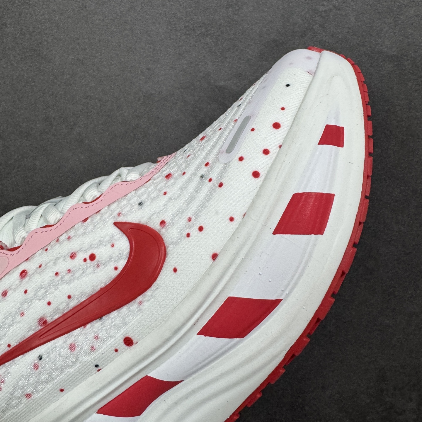 图片[5]-【公司级】Nike VOMERO PLUS 耐克 舒适减震防滑 低帮跑步鞋 全掌ReactX泡绵中底 前掌和后跟还配备了Air Zoom气垫单元 据说跑起来更快更舒适哦 这次最大的升级点 首次引入了ReactX泡绵 货号：IM6776-070 尺码：35.5～46B 编码：FSB240250-选品中心