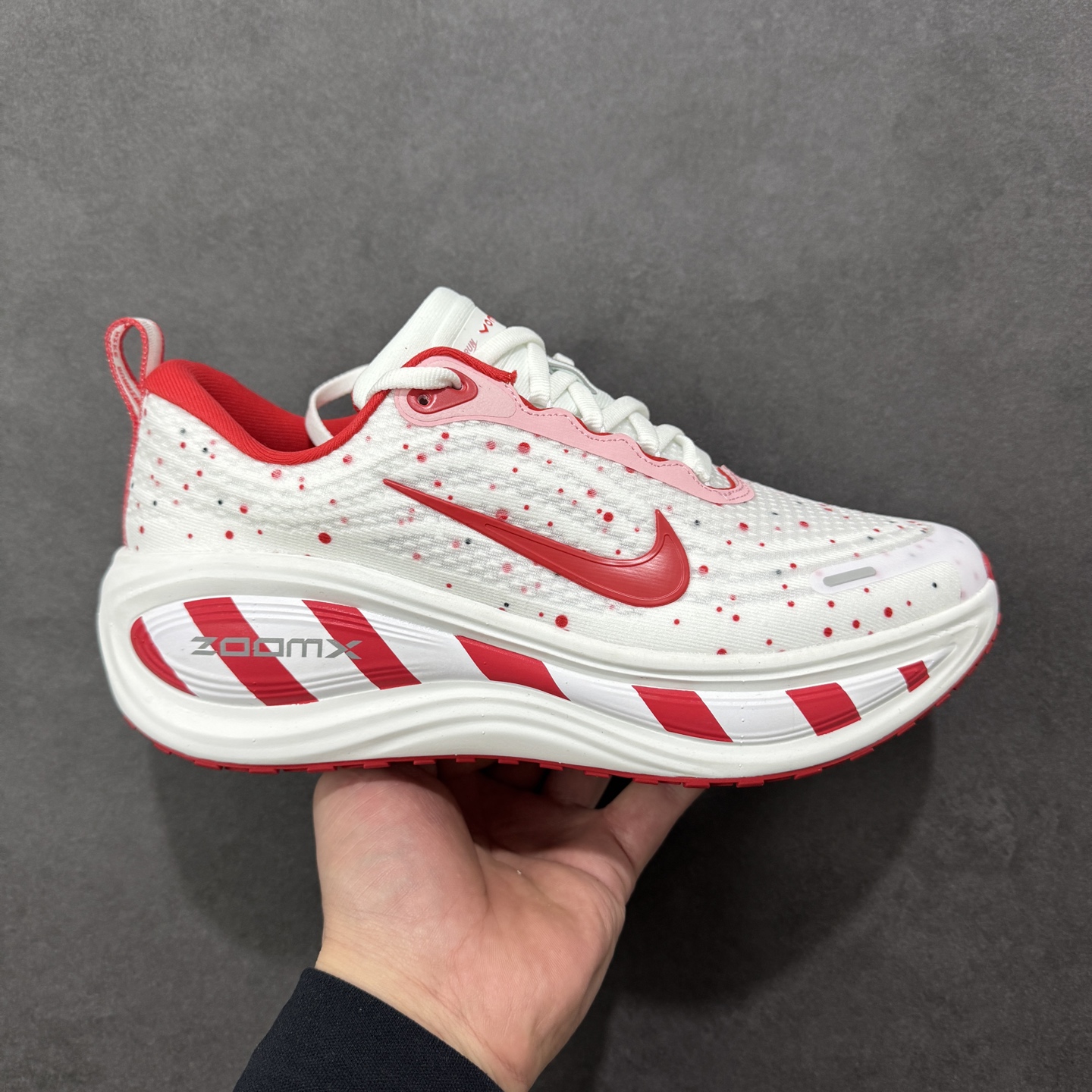 NO:690220,Local support stores [company level] Nike VOMERO PLUS Nike comfortable shock-absorbing anti-slip low-cut running shoes, full-length ReactX foam midsole, the forefoot and heel are also equipped with Air Zoom air cushion sheets, which are said to make running faster and more comfortable. The biggest upgrade point this time is the introduction of ReactX foam for the first time. Item number: IM6776-070 Size: 35.5～46B Coding: FSB240250,19860909本地 支持放店【公司级】Nike VOMERO PLUS 耐克 舒适减震防滑 低帮跑步鞋 全掌ReactX泡绵中底 前掌和后跟还配备了Air Zoom气垫单据说跑起来更快更舒适哦 这次最大的升级点 首次引入了ReactX泡绵 货号:IM6776-070 Size:35.5～46B 编码:FSB240250,,Men's shoes