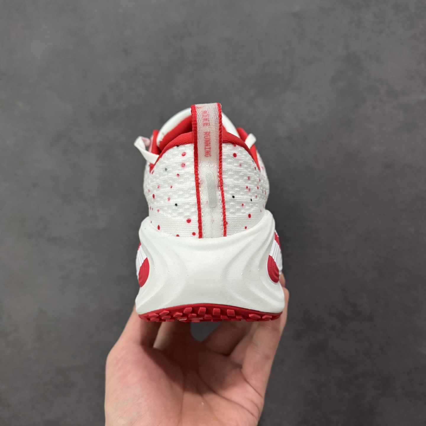 图片[4]-【公司级】Nike VOMERO PLUS 耐克 舒适减震防滑 低帮跑步鞋 全掌ReactX泡绵中底 前掌和后跟还配备了Air Zoom气垫单元 据说跑起来更快更舒适哦 这次最大的升级点 首次引入了ReactX泡绵 货号：IM6776-070 尺码：35.5～46B 编码：FSB240250-选品中心