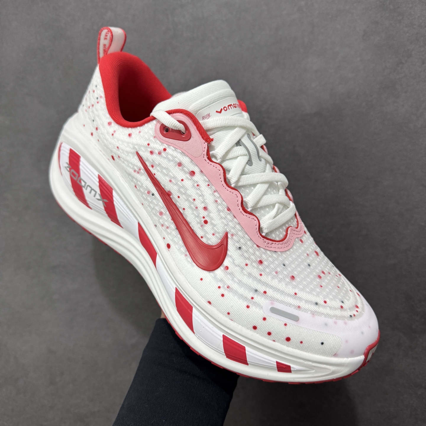 图片[3]-【公司级】Nike VOMERO PLUS 耐克 舒适减震防滑 低帮跑步鞋 全掌ReactX泡绵中底 前掌和后跟还配备了Air Zoom气垫单元 据说跑起来更快更舒适哦 这次最大的升级点 首次引入了ReactX泡绵 货号：IM6776-070 尺码：35.5～46B 编码：FSB240250-选品中心