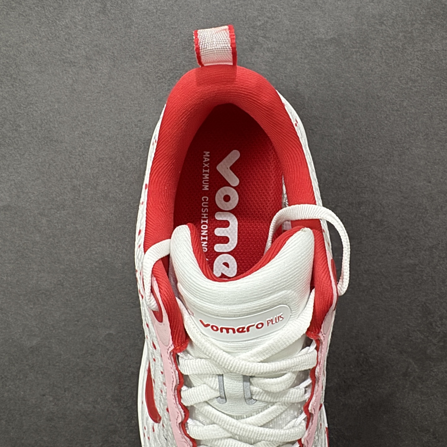 图片[7]-【公司级】Nike VOMERO PLUS 耐克 舒适减震防滑 低帮跑步鞋 全掌ReactX泡绵中底 前掌和后跟还配备了Air Zoom气垫单元 据说跑起来更快更舒适哦 这次最大的升级点 首次引入了ReactX泡绵 货号：IM6776-070 尺码：35.5～46B 编码：FSB240250-选品中心