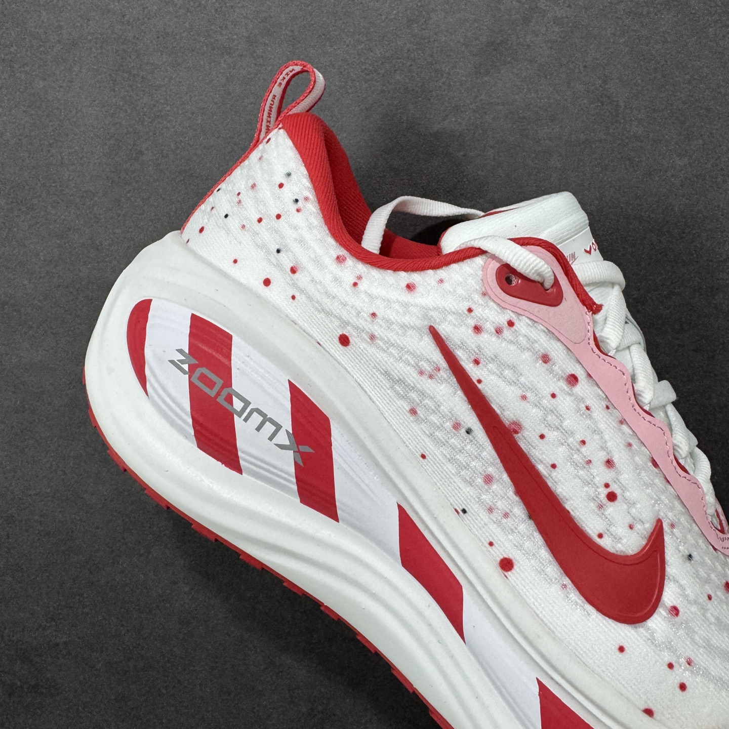 图片[6]-【公司级】Nike VOMERO PLUS 耐克 舒适减震防滑 低帮跑步鞋 全掌ReactX泡绵中底 前掌和后跟还配备了Air Zoom气垫单元 据说跑起来更快更舒适哦 这次最大的升级点 首次引入了ReactX泡绵 货号：IM6776-070 尺码：35.5～46B 编码：FSB240250-选品中心