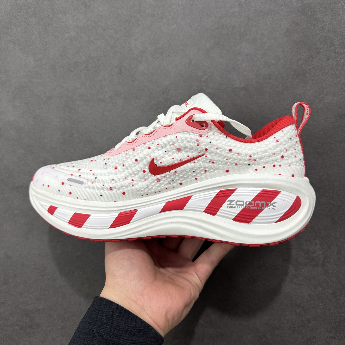 图片[2]-【公司级】Nike VOMERO PLUS 耐克 舒适减震防滑 低帮跑步鞋 全掌ReactX泡绵中底 前掌和后跟还配备了Air Zoom气垫单元 据说跑起来更快更舒适哦 这次最大的升级点 首次引入了ReactX泡绵 货号：IM6776-070 尺码：35.5～46B 编码：FSB240250-选品中心