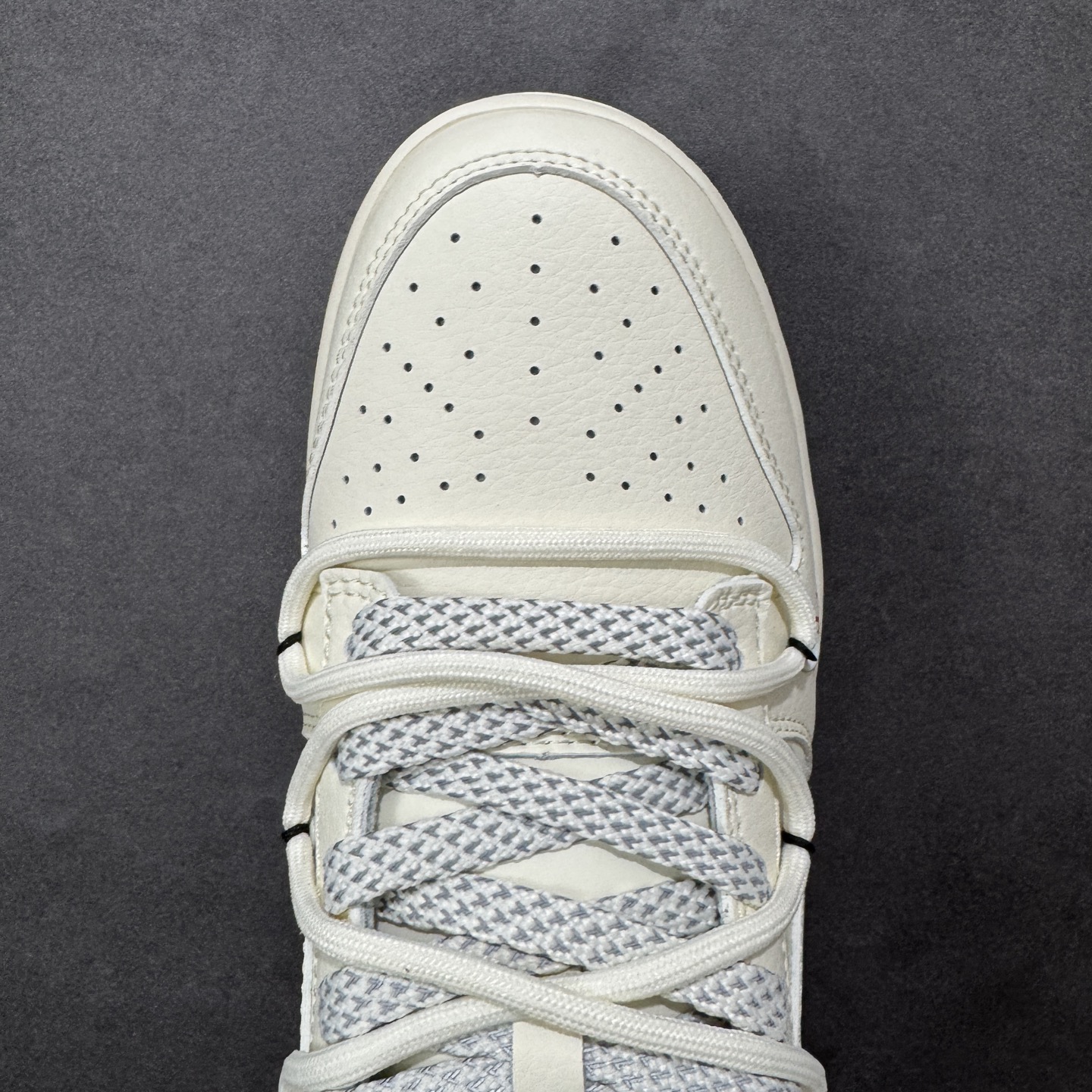 图片[8]-【定制版】Nike SB Dunk Low LV联名绑绳 周年高端定制 低帮休闲板鞋 #定制鞋盒 大厂纯原品质出货 超高清洁度 皮料切割干净无任何毛边 细节完美 货号：CX5050-Y52 尺码：36 36.5 37.5 38 38.5 39 40 40.5 41 42 42.5 43 44 44.5 45-选品中心