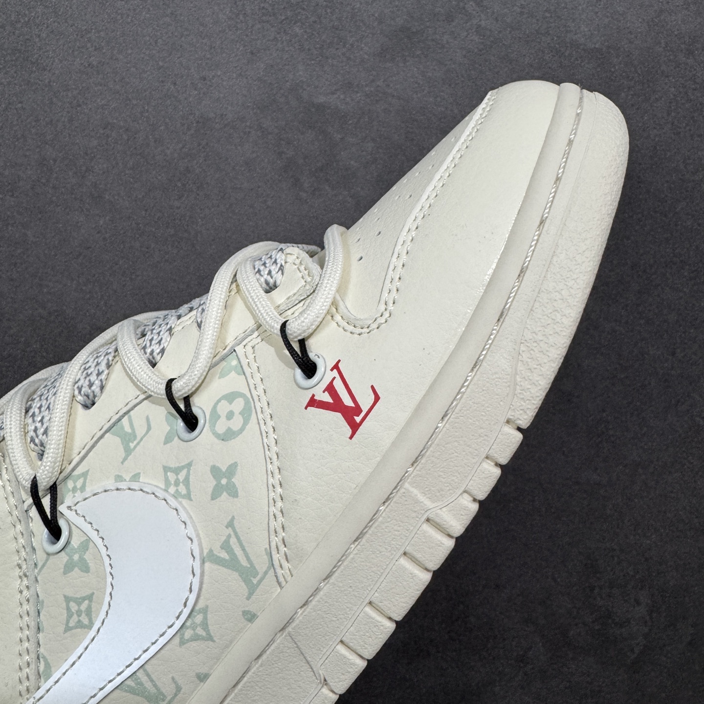 图片[5]-【定制版】Nike SB Dunk Low LV联名绑绳 周年高端定制 低帮休闲板鞋 #定制鞋盒 大厂纯原品质出货 超高清洁度 皮料切割干净无任何毛边 细节完美 货号：CX5050-Y52 尺码：36 36.5 37.5 38 38.5 39 40 40.5 41 42 42.5 43 44 44.5 45-选品中心