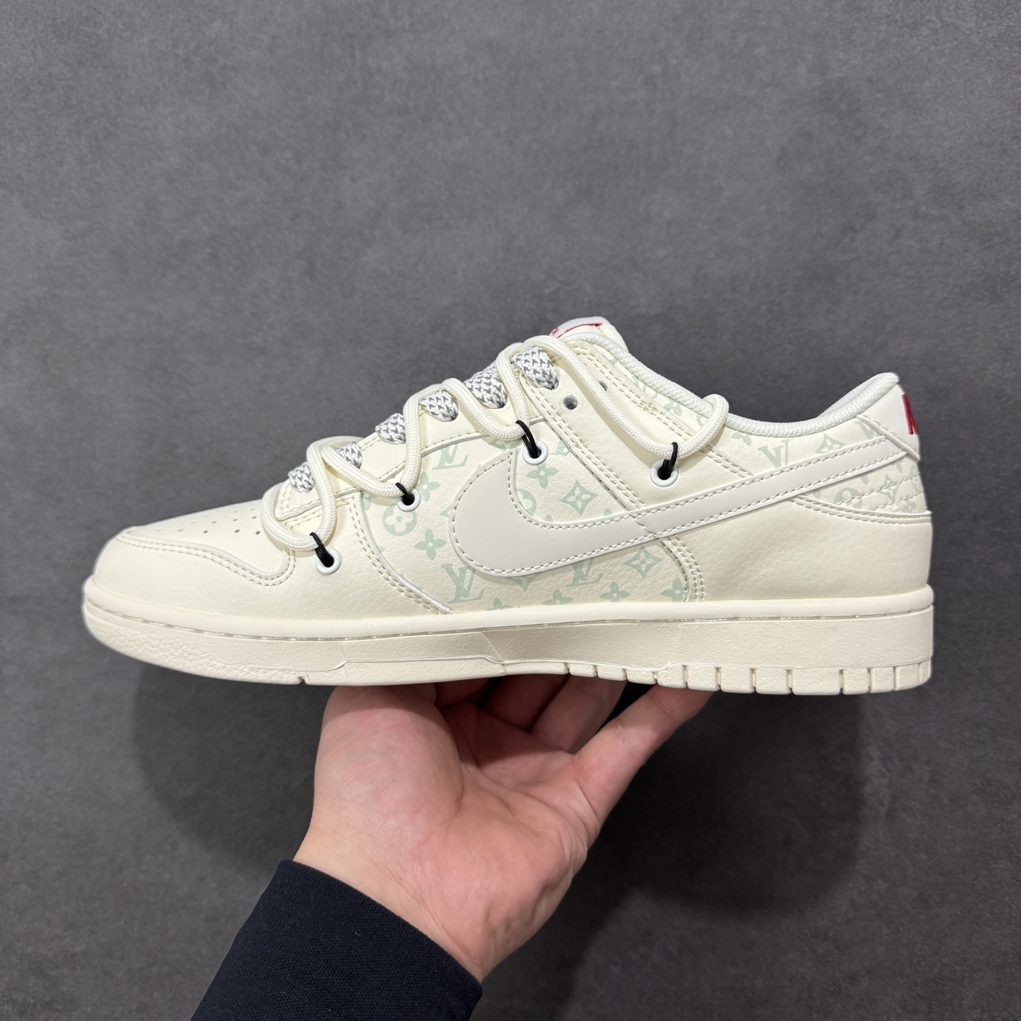 图片[2]-【定制版】Nike SB Dunk Low LV联名绑绳 周年高端定制 低帮休闲板鞋 #定制鞋盒 大厂纯原品质出货 超高清洁度 皮料切割干净无任何毛边 细节完美 货号：CX5050-Y52 尺码：36 36.5 37.5 38 38.5 39 40 40.5 41 42 42.5 43 44 44.5 45-选品中心