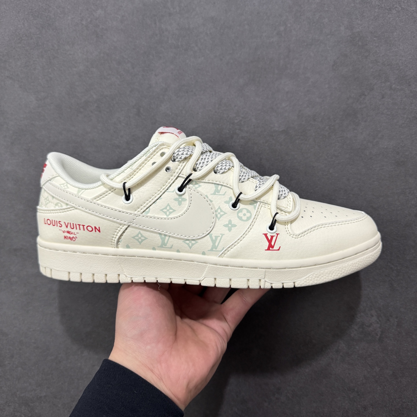 NO:690240,Local stores support [customized version] Nike SB Dunk Low LV co-branded laces Anniversary high-end customization Low-top casual sneakers #customized shoebox Pure original quality shipment from the factory Ultra-high cleanliness The leather is cleanly cut without any burrs Perfect details Item number CX5050-Y52 Size 36 36.5 37.5 38 38.5 39 40 40.5 41 42  42.5 43 44 44.5 45 encoding GLB340350,,louis vuitton19860909本地 支持放店【定制版】Nike SB Dunk Low LV联名绑绳 周年高端定制 低帮休闲板鞋 #定制鞋盒 大厂纯原品质出货 超高清洁度 皮料切割干净无任何毛边 细节完美 货号CX5050-Y52 尺码36 36.5 37.5 38 38.5 39 40 40.5 41 42 42.5 43 44 44.5 45 编码GLB340350,,louis vuitton,Men's shoes