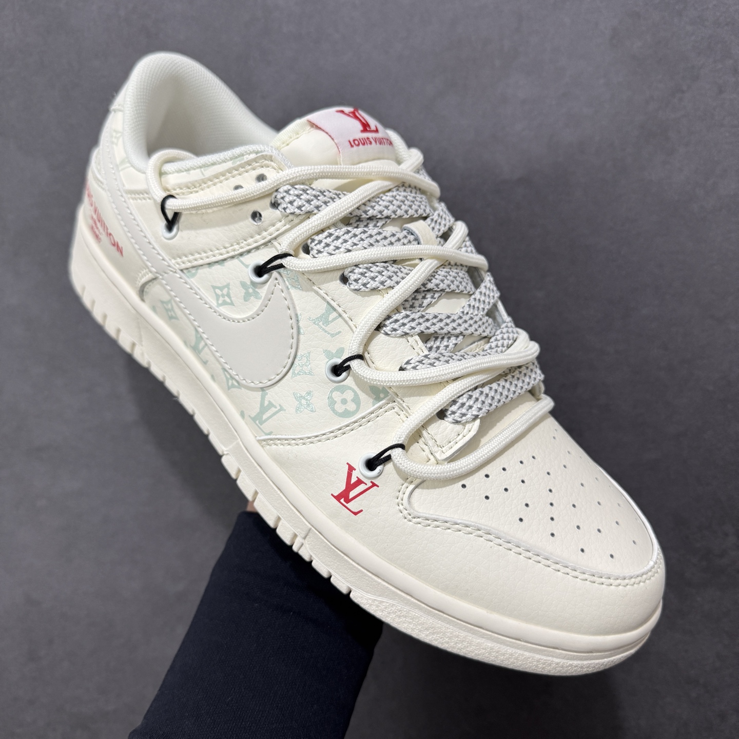 图片[3]-【定制版】Nike SB Dunk Low LV联名绑绳 周年高端定制 低帮休闲板鞋 #定制鞋盒 大厂纯原品质出货 超高清洁度 皮料切割干净无任何毛边 细节完美 货号：CX5050-Y52 尺码：36 36.5 37.5 38 38.5 39 40 40.5 41 42 42.5 43 44 44.5 45-选品中心