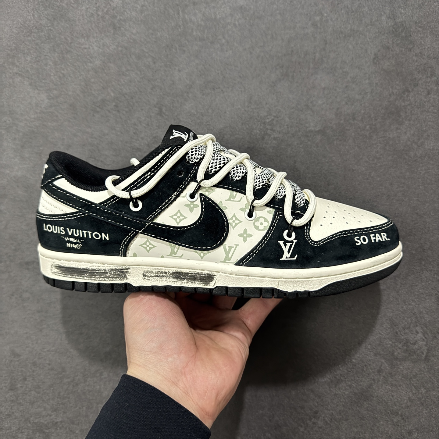 NO:690242,Local store support [Customized version] Nike SB Dunk Low LV co-branded laces Anniversary high-end customization Low-top casual sneakers #custom shoebox Pure original quality shipment from the factory Ultra-high cleanliness The leather is cleanly cut without any burrs Perfect details Item number CX5050-Y55 Size 36 36.5 37.5 38 38.5 39 40 40.5 41 42  42.5 43 44 44.5 45 encoding GLB340350,,louis vuitton19860909本地 支持放店【定制版】Nike SB Dunk Low LV联名绑绳 周年高端定制 低帮休闲板鞋 #定制鞋盒 大厂纯原品质出货 超高清洁度 皮料切割干净无任何毛边 细节完美 货号CX5050-Y55 尺码36 36.5 37.5 38 38.5 39 40 40.5 41 42 42.5 43 44 44.5 45 编码GLB340350,,louis vuitton,Men's shoes