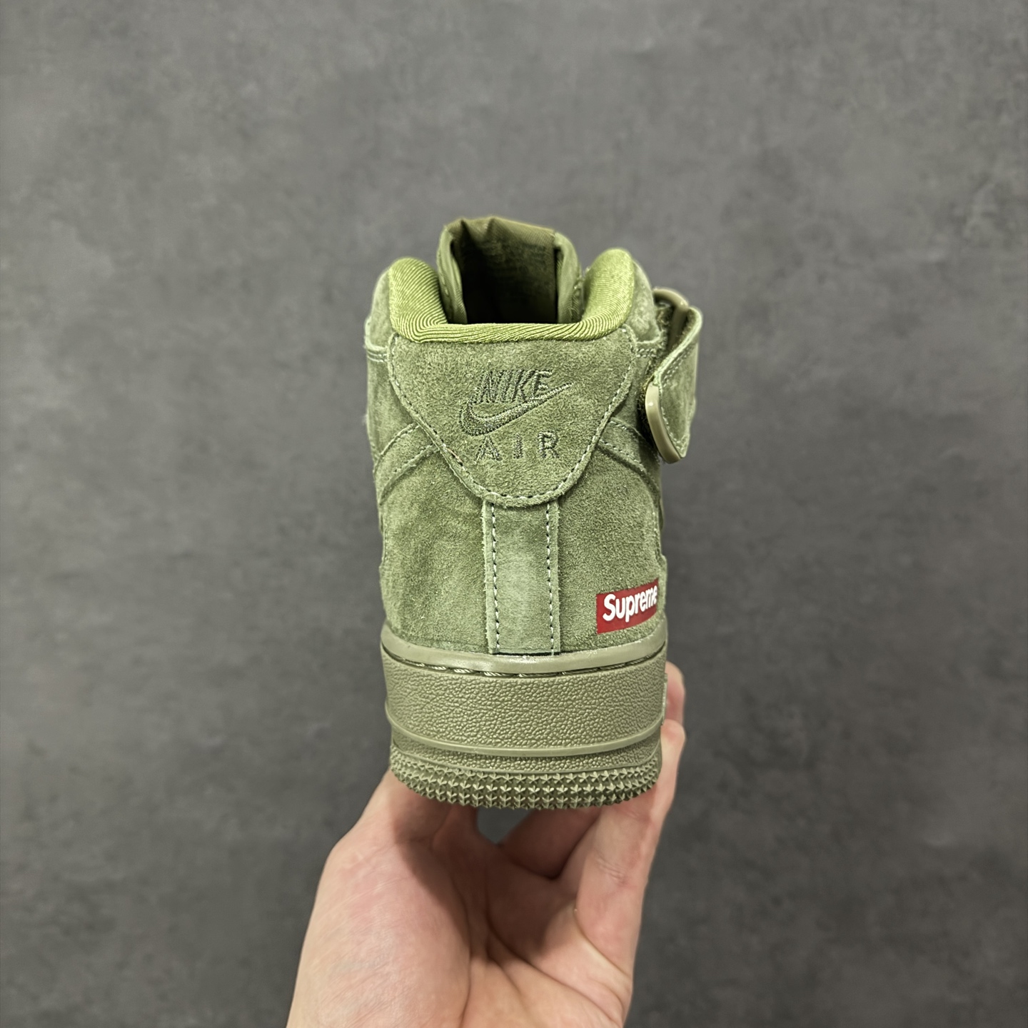 图片[4]-【定制版】Nike x Supreme联名AF1 Mid，质感王者来袭！橄榄绿翻毛皮鞋身自带高级哑光质感，细腻的绒面触感上手就知道有多绝！鞋侧经典的Supreme红标低调点睛，和同色系的双勾设计形成层次感，把联名的细节感拉满。 作为Air Force 1 Mid经典款型，魔术贴绑带保留了标志性的复古街头感，搭配全掌Air气垫，日常上脚舒适度拉满。将美式街头与奢华质感完美融合，不管是搭配工装裤还是牛仔装，都是气场全开的存在，潮人鞋柜里的必入款 货号：DV0788-005 尺码：36 36.5 37.5 38 38.5 39 40 40.5 41 42 42.5 43 44 44.5 45-选品中心