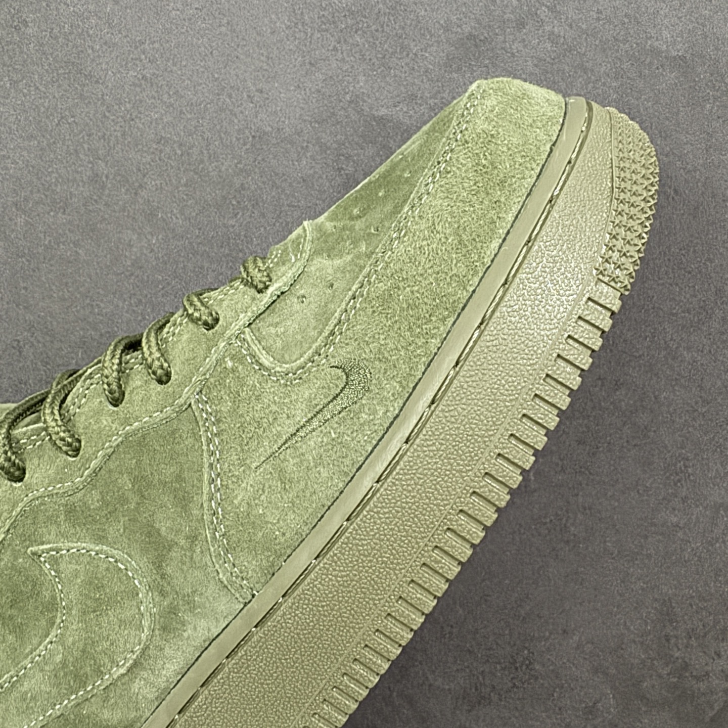 图片[5]-【定制版】Nike x Supreme联名AF1 Mid，质感王者来袭！橄榄绿翻毛皮鞋身自带高级哑光质感，细腻的绒面触感上手就知道有多绝！鞋侧经典的Supreme红标低调点睛，和同色系的双勾设计形成层次感，把联名的细节感拉满。 作为Air Force 1 Mid经典款型，魔术贴绑带保留了标志性的复古街头感，搭配全掌Air气垫，日常上脚舒适度拉满。将美式街头与奢华质感完美融合，不管是搭配工装裤还是牛仔装，都是气场全开的存在，潮人鞋柜里的必入款 货号：DV0788-005 尺码：36 36.5 37.5 38 38.5 39 40 40.5 41 42 42.5 43 44 44.5 45-选品中心