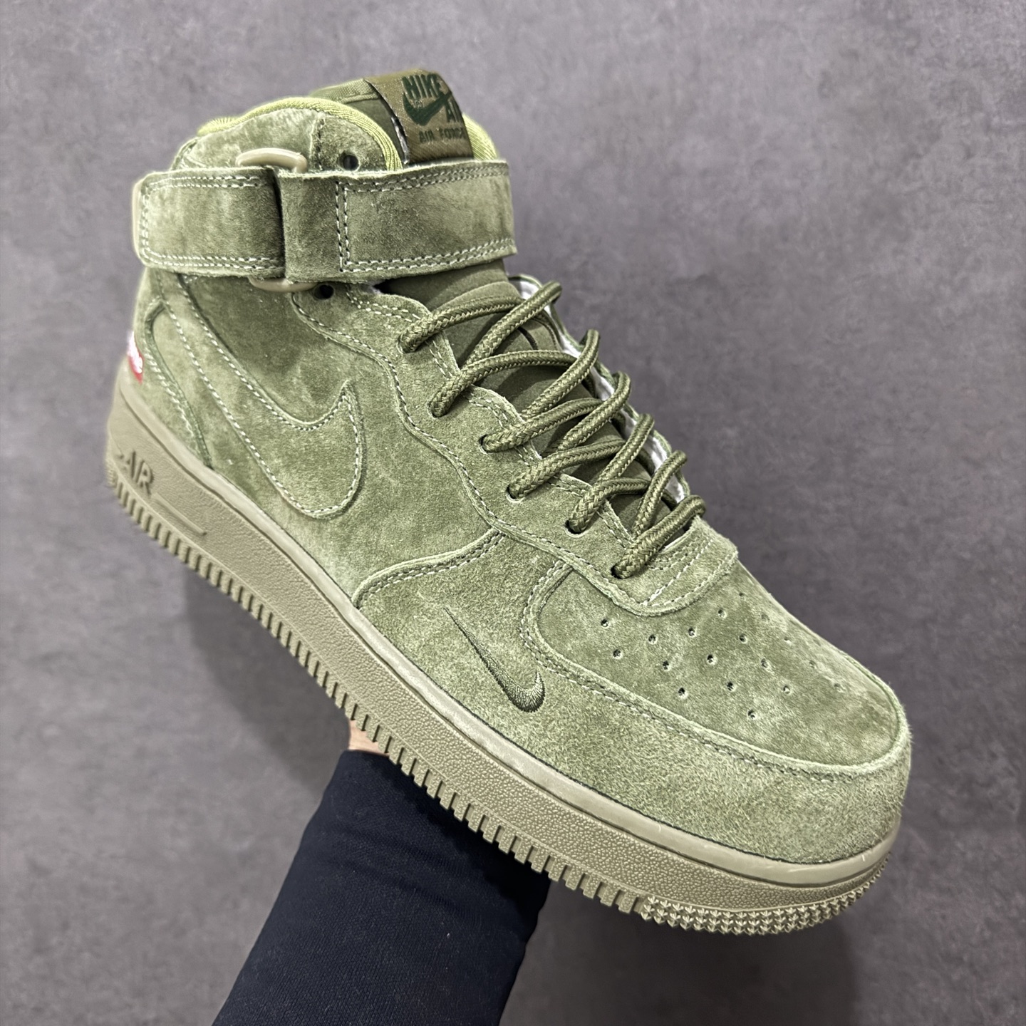 图片[3]-【定制版】Nike x Supreme联名AF1 Mid，质感王者来袭！橄榄绿翻毛皮鞋身自带高级哑光质感，细腻的绒面触感上手就知道有多绝！鞋侧经典的Supreme红标低调点睛，和同色系的双勾设计形成层次感，把联名的细节感拉满。 作为Air Force 1 Mid经典款型，魔术贴绑带保留了标志性的复古街头感，搭配全掌Air气垫，日常上脚舒适度拉满。将美式街头与奢华质感完美融合，不管是搭配工装裤还是牛仔装，都是气场全开的存在，潮人鞋柜里的必入款 货号：DV0788-005 尺码：36 36.5 37.5 38 38.5 39 40 40.5 41 42 42.5 43 44 44.5 45-选品中心