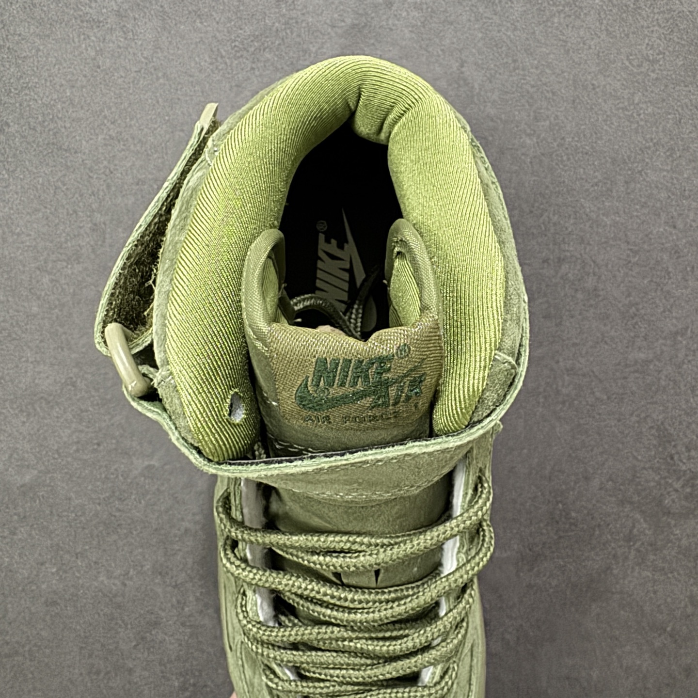 图片[7]-【定制版】Nike x Supreme联名AF1 Mid，质感王者来袭！橄榄绿翻毛皮鞋身自带高级哑光质感，细腻的绒面触感上手就知道有多绝！鞋侧经典的Supreme红标低调点睛，和同色系的双勾设计形成层次感，把联名的细节感拉满。 作为Air Force 1 Mid经典款型，魔术贴绑带保留了标志性的复古街头感，搭配全掌Air气垫，日常上脚舒适度拉满。将美式街头与奢华质感完美融合，不管是搭配工装裤还是牛仔装，都是气场全开的存在，潮人鞋柜里的必入款 货号：DV0788-005 尺码：36 36.5 37.5 38 38.5 39 40 40.5 41 42 42.5 43 44 44.5 45-选品中心