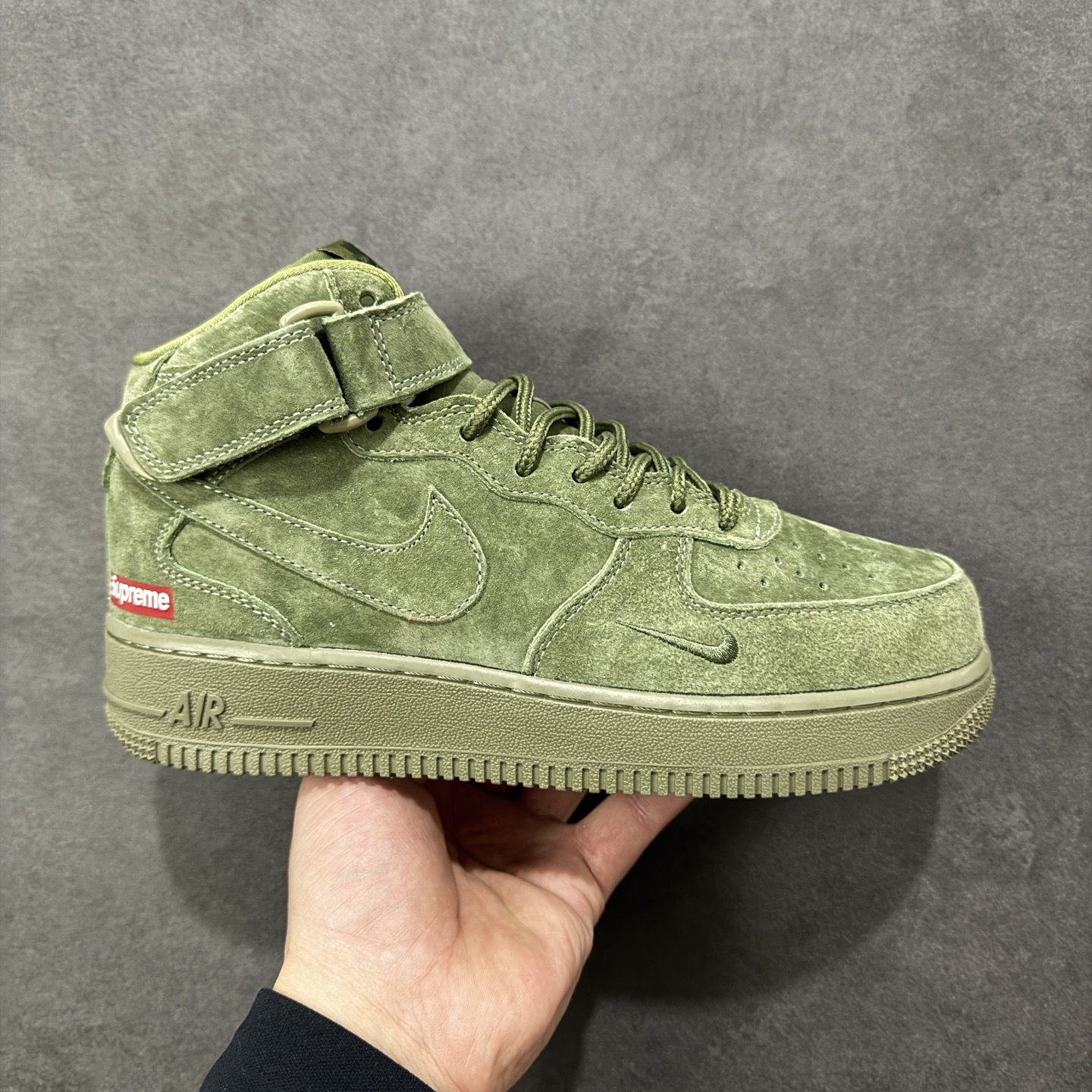 NO:690235,Local stores support [customized version] Nike x Supreme joint AF1 Mid, the king of texture is coming!  The olive green suede shoe body has a high-grade matte texture, and the delicate suede touch will make you know how amazing it is when you first touch it!  The classic Supreme red label on the side of the shoe is a low-key accent, and the double hook design of the same color creates a sense of layering, which completes the sense of details of the joint brand. As a classic model of Air Force 1 Mid, the Velcro straps retain the iconic retro street feel, and paired with a full-length Air cushion, it maximizes daily comfort. It perfectly combines American street style with luxurious texture. Whether it is paired with overalls or jeans, it is full of aura. It is a must-have in the fashionable shoe cabinet.  Item No. DV0788-005 Size 36 36.5 37.5 38 38.5 39 40 40.5 41 42 42.5 43 44 44.5 45 Code GLB320330,19860909本地 支持放店【定制版】Nike x Supreme联名AF1 Mid,质感王者来袭！橄榄绿翻毛皮鞋身自带高级哑光质感,细腻的绒面触感上手就知道有多绝！鞋侧经典的Supreme红标低调点睛,和同色系的双勾设计形成层次感,把联名的细节感拉满. 作为Air Force 1 Mid经典款型,魔术贴绑带保留了标志性的复古街头感,搭配全掌Air气垫,日常上脚舒适度拉满.将美式街头与奢华质感完美融合,不管是搭配工装裤还是牛仔装,都是气场全开的存在,潮人鞋柜里的必入款 货号DV0788-005 尺码36 36.5 37.5 38 38.5 39 40 40.5 41 42 42.5 43 44 44.5 45 编码GLB320330,,Men's shoes
