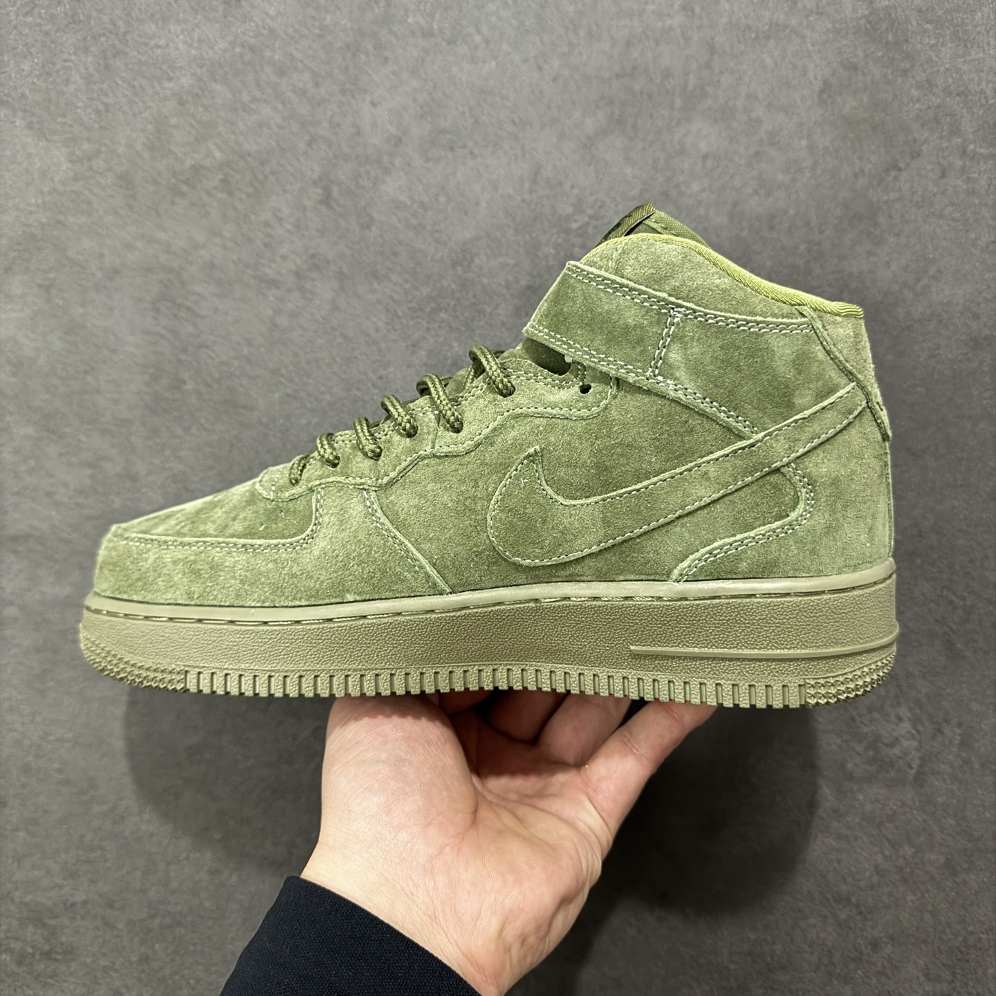 图片[2]-【定制版】Nike x Supreme联名AF1 Mid，质感王者来袭！橄榄绿翻毛皮鞋身自带高级哑光质感，细腻的绒面触感上手就知道有多绝！鞋侧经典的Supreme红标低调点睛，和同色系的双勾设计形成层次感，把联名的细节感拉满。 作为Air Force 1 Mid经典款型，魔术贴绑带保留了标志性的复古街头感，搭配全掌Air气垫，日常上脚舒适度拉满。将美式街头与奢华质感完美融合，不管是搭配工装裤还是牛仔装，都是气场全开的存在，潮人鞋柜里的必入款 货号：DV0788-005 尺码：36 36.5 37.5 38 38.5 39 40 40.5 41 42 42.5 43 44 44.5 45-选品中心