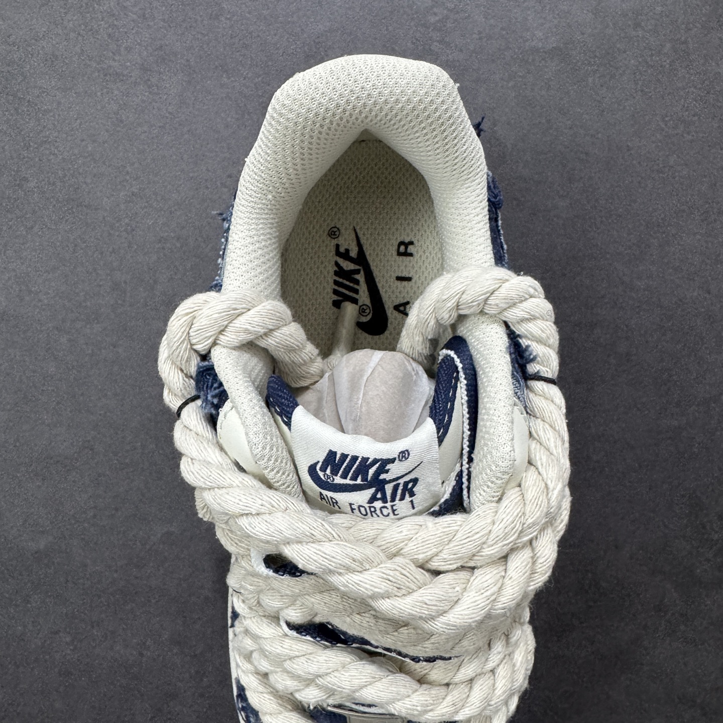 图片[7]-【定制版】手绘涂鸦“扑克牛仔”Nike Air Force 1 “ACE”空军一号定制板鞋 复古牛仔与扑克元素的创意碰撞。鞋身采用做旧牛仔布拼接工艺，毛边纹理自带复古粗粝质感；鞋侧融入黑桃 A、扑克花纹等元素，外底的 “ACE” 字样直接点出 “王牌” 主题；鞋带替换为麻绳材质并做了流苏打结设计，强化了随性不羁的风格。既保留了空军一号的经典鞋型 货号：FB0607-909 尺码： 36 36.5 37.5 38 38.5 39 40 40.5 41 42 42.5 43 44 44.5 45 编码：HXSA310320-选品中心