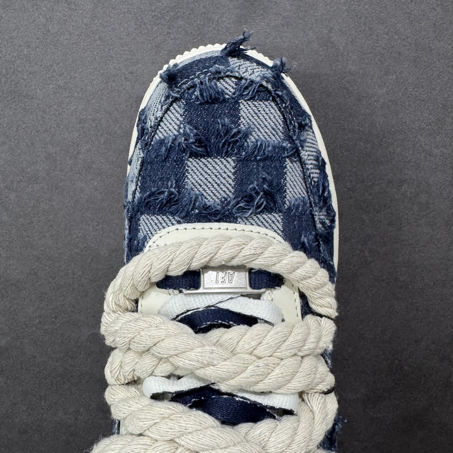 图片[8]-【定制版】手绘涂鸦“扑克牛仔”Nike Air Force 1 “ACE”空军一号定制板鞋 复古牛仔与扑克元素的创意碰撞。鞋身采用做旧牛仔布拼接工艺，毛边纹理自带复古粗粝质感；鞋侧融入黑桃 A、扑克花纹等元素，外底的 “ACE” 字样直接点出 “王牌” 主题；鞋带替换为麻绳材质并做了流苏打结设计，强化了随性不羁的风格。既保留了空军一号的经典鞋型 货号：FB0607-909 尺码： 36 36.5 37.5 38 38.5 39 40 40.5 41 42 42.5 43 44 44.5 45 编码：HXSA310320-选品中心