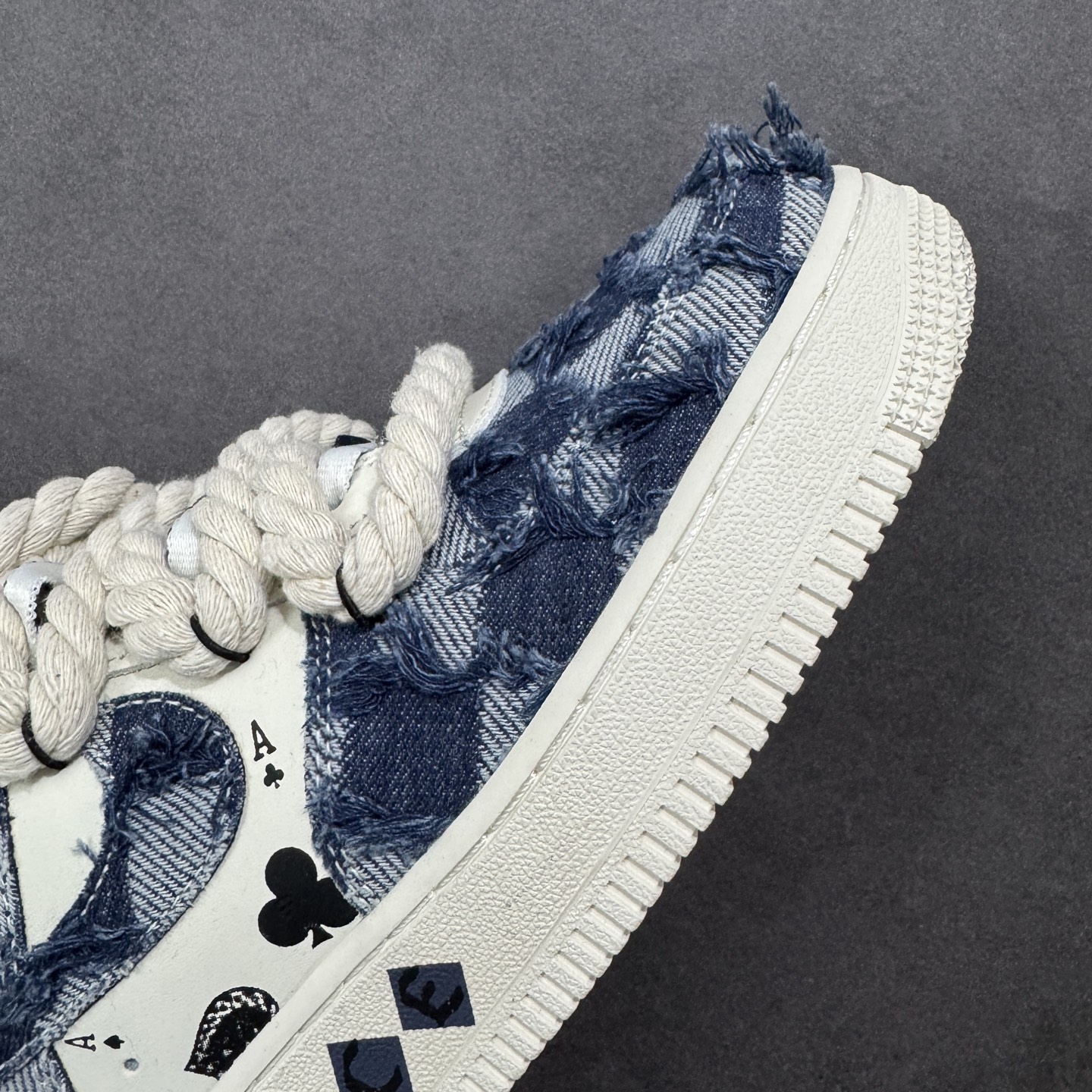 图片[5]-【定制版】手绘涂鸦“扑克牛仔”Nike Air Force 1 “ACE”空军一号定制板鞋 复古牛仔与扑克元素的创意碰撞。鞋身采用做旧牛仔布拼接工艺，毛边纹理自带复古粗粝质感；鞋侧融入黑桃 A、扑克花纹等元素，外底的 “ACE” 字样直接点出 “王牌” 主题；鞋带替换为麻绳材质并做了流苏打结设计，强化了随性不羁的风格。既保留了空军一号的经典鞋型 货号：FB0607-909 尺码： 36 36.5 37.5 38 38.5 39 40 40.5 41 42 42.5 43 44 44.5 45 编码：HXSA310320-选品中心