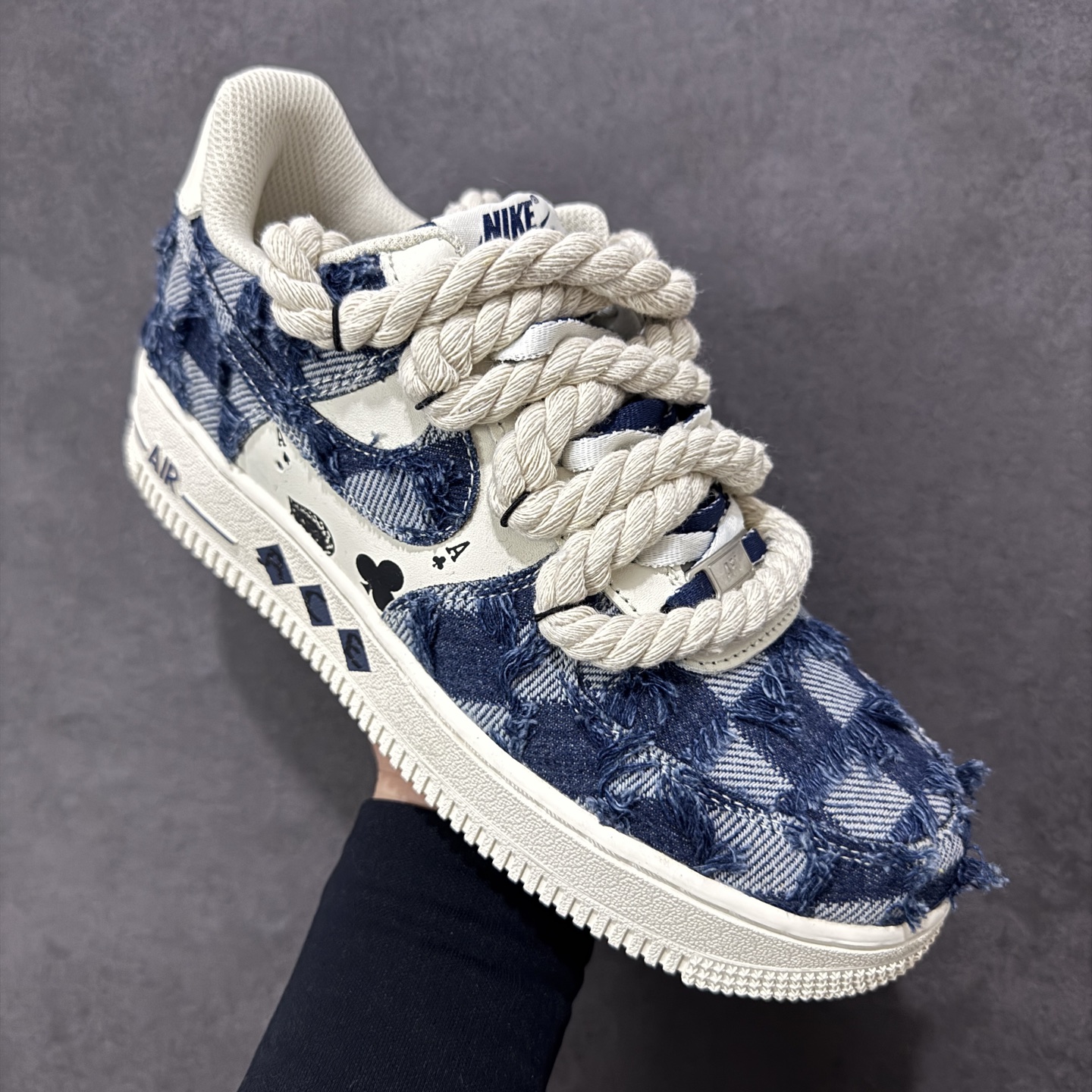 图片[3]-【定制版】手绘涂鸦“扑克牛仔”Nike Air Force 1 “ACE”空军一号定制板鞋 复古牛仔与扑克元素的创意碰撞。鞋身采用做旧牛仔布拼接工艺，毛边纹理自带复古粗粝质感；鞋侧融入黑桃 A、扑克花纹等元素，外底的 “ACE” 字样直接点出 “王牌” 主题；鞋带替换为麻绳材质并做了流苏打结设计，强化了随性不羁的风格。既保留了空军一号的经典鞋型 货号：FB0607-909 尺码： 36 36.5 37.5 38 38.5 39 40 40.5 41 42 42.5 43 44 44.5 45 编码：HXSA310320-选品中心