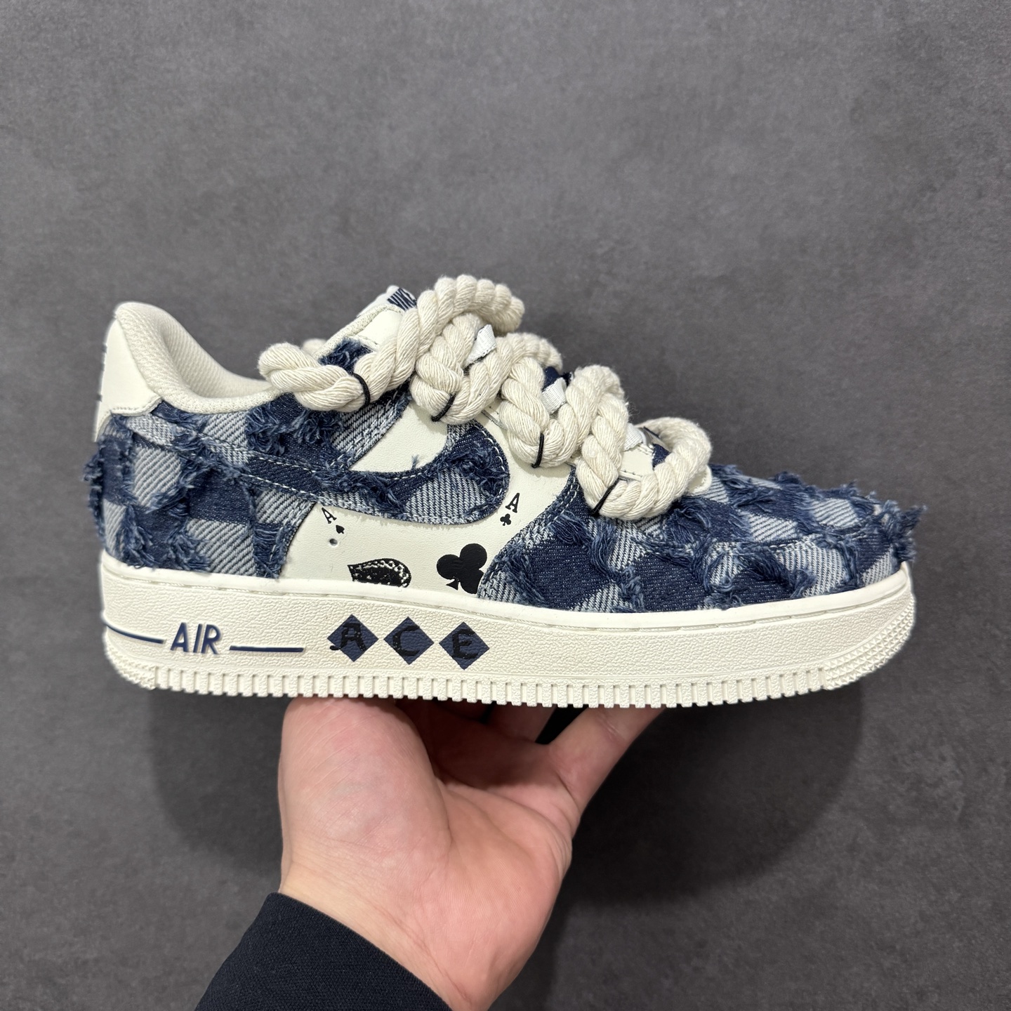 NO:690228,Local support stores [customized version] hand-painted graffiti 'Poker Cowboy' Nike Air Force 1 'ACE' Air Force 1 customized sneakers. The creative collision of retro denim and poker elements. The shoe body is made of distressed denim splicing technology, and the raw edge texture has a retro rough texture; the side of the shoe incorporates elements such as the Ace of Spades and poker patterns, and the word 'ACE' on the outsole directly points out 'Ace'  theme; the shoelaces are replaced with hemp rope material and made with tassel knot design, which strengthens the casual and uninhibited style. It retains the classic shoe shape of Air Force One. Item No. FB0607-909 SIZE: 36 36.5 37.5 38 38.5 39 40 40.5 41 42 42.5 43 44 44.5 45  Code:HXSA310320,19860909本地 支持放店【定制版】手绘涂鸦“扑克牛仔”Nike Air Force 1 “ACE”空军一号定制板鞋  复古牛仔与扑克元素的创意碰撞.鞋身采用做旧牛仔布拼接工艺,毛边纹理自带复古粗粝质感；鞋侧融入黑桃 A、扑克花纹等元素,外底的 “ACE” 字样直接点出 “王牌” 主题；鞋带替换为麻绳材质并做了流苏打结设计,强化了随性不羁的风格.既保留了空军一号的经典鞋型 货号FB0607-909 SIZE: 36 36.5 37.5 38 38.5 39 40 40.5 41 42 42.5 43 44 44.5 45 编码:HXSA310320,,Men's shoes