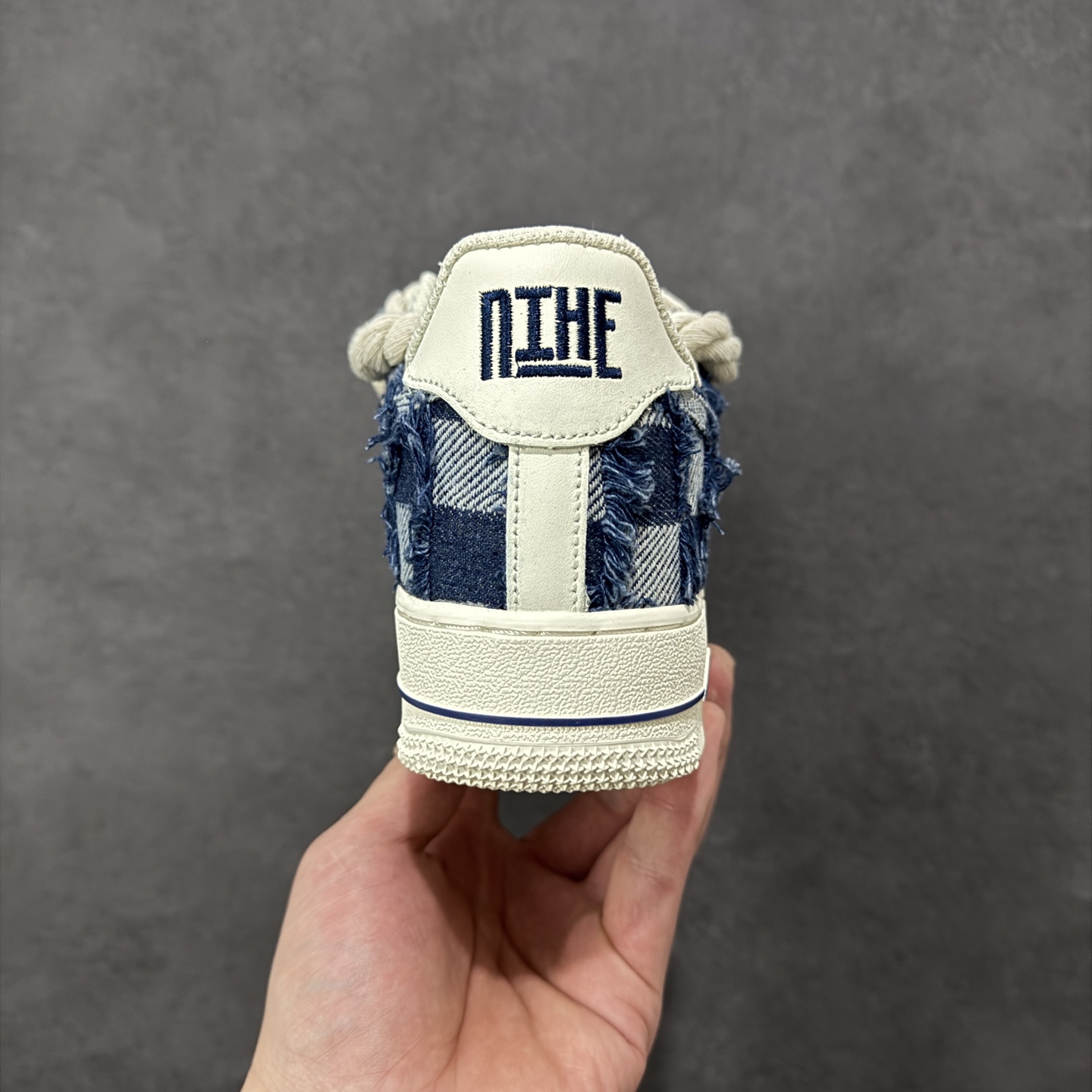 图片[4]-【定制版】手绘涂鸦“扑克牛仔”Nike Air Force 1 “ACE”空军一号定制板鞋 复古牛仔与扑克元素的创意碰撞。鞋身采用做旧牛仔布拼接工艺，毛边纹理自带复古粗粝质感；鞋侧融入黑桃 A、扑克花纹等元素，外底的 “ACE” 字样直接点出 “王牌” 主题；鞋带替换为麻绳材质并做了流苏打结设计，强化了随性不羁的风格。既保留了空军一号的经典鞋型 货号：FB0607-909 尺码： 36 36.5 37.5 38 38.5 39 40 40.5 41 42 42.5 43 44 44.5 45 编码：HXSA310320-选品中心