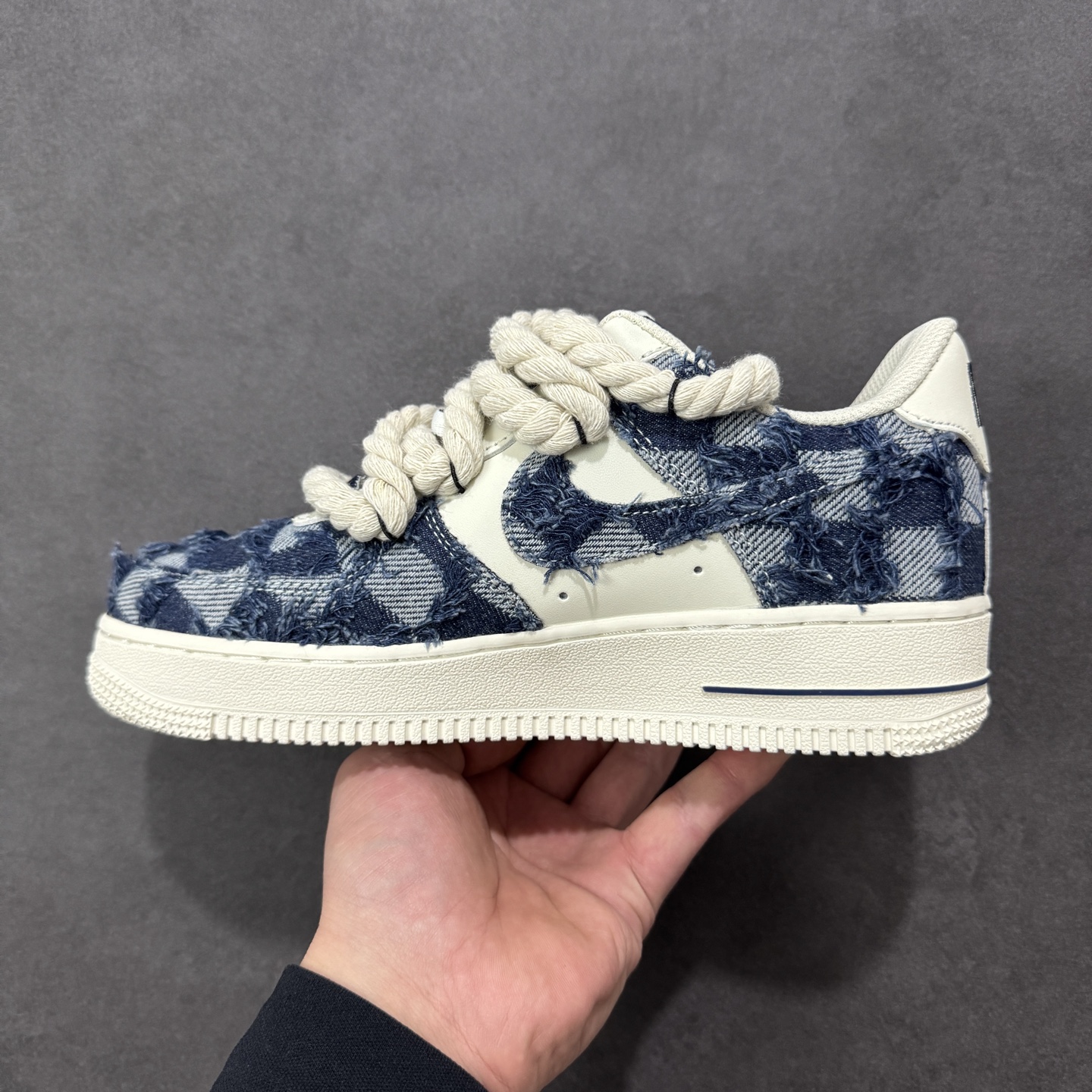 图片[2]-【定制版】手绘涂鸦“扑克牛仔”Nike Air Force 1 “ACE”空军一号定制板鞋 复古牛仔与扑克元素的创意碰撞。鞋身采用做旧牛仔布拼接工艺，毛边纹理自带复古粗粝质感；鞋侧融入黑桃 A、扑克花纹等元素，外底的 “ACE” 字样直接点出 “王牌” 主题；鞋带替换为麻绳材质并做了流苏打结设计，强化了随性不羁的风格。既保留了空军一号的经典鞋型 货号：FB0607-909 尺码： 36 36.5 37.5 38 38.5 39 40 40.5 41 42 42.5 43 44 44.5 45 编码：HXSA310320-选品中心