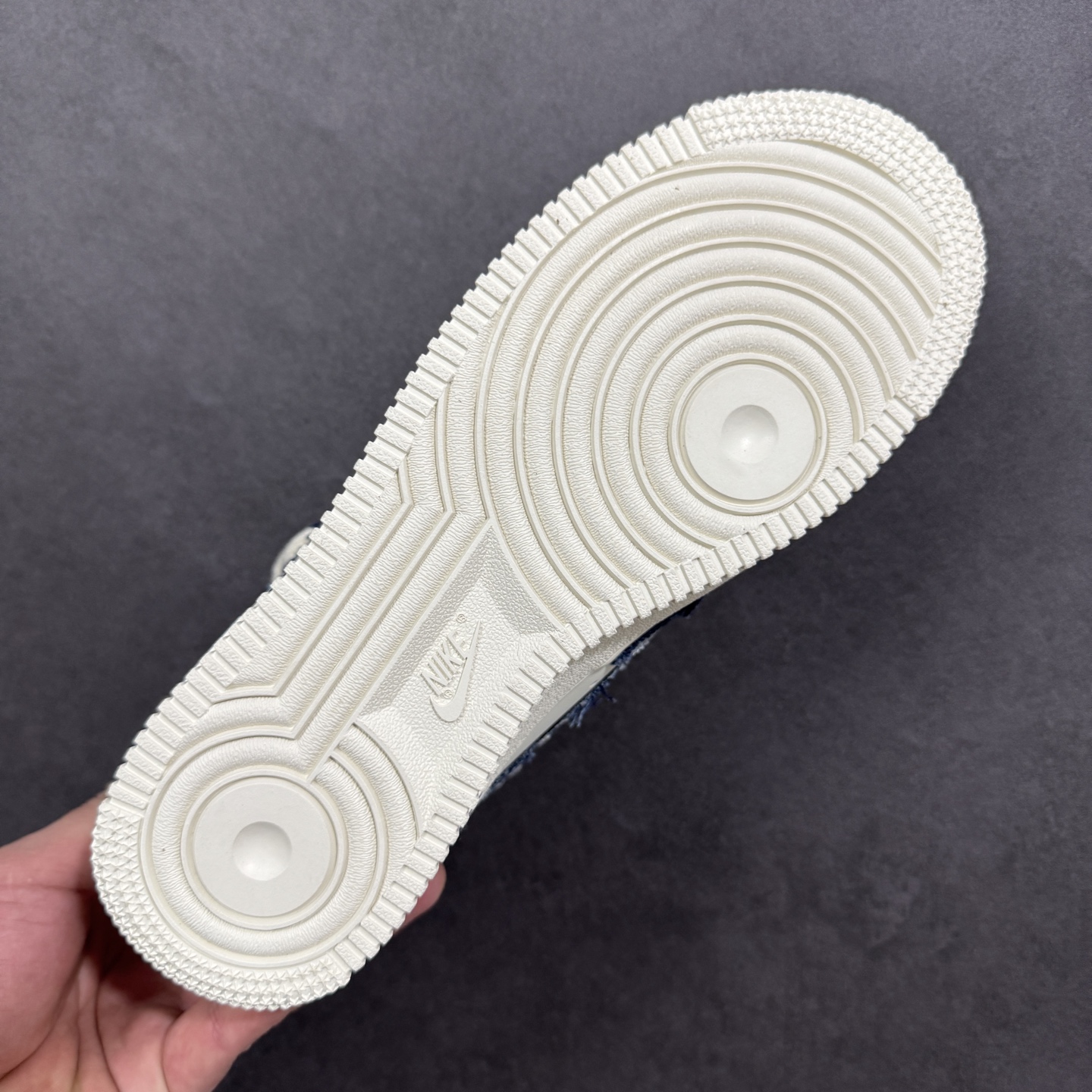 图片[9]-【定制版】手绘涂鸦“扑克牛仔”Nike Air Force 1 “ACE”空军一号定制板鞋 复古牛仔与扑克元素的创意碰撞。鞋身采用做旧牛仔布拼接工艺，毛边纹理自带复古粗粝质感；鞋侧融入黑桃 A、扑克花纹等元素，外底的 “ACE” 字样直接点出 “王牌” 主题；鞋带替换为麻绳材质并做了流苏打结设计，强化了随性不羁的风格。既保留了空军一号的经典鞋型 货号：FB0607-909 尺码： 36 36.5 37.5 38 38.5 39 40 40.5 41 42 42.5 43 44 44.5 45 编码：HXSA310320-选品中心