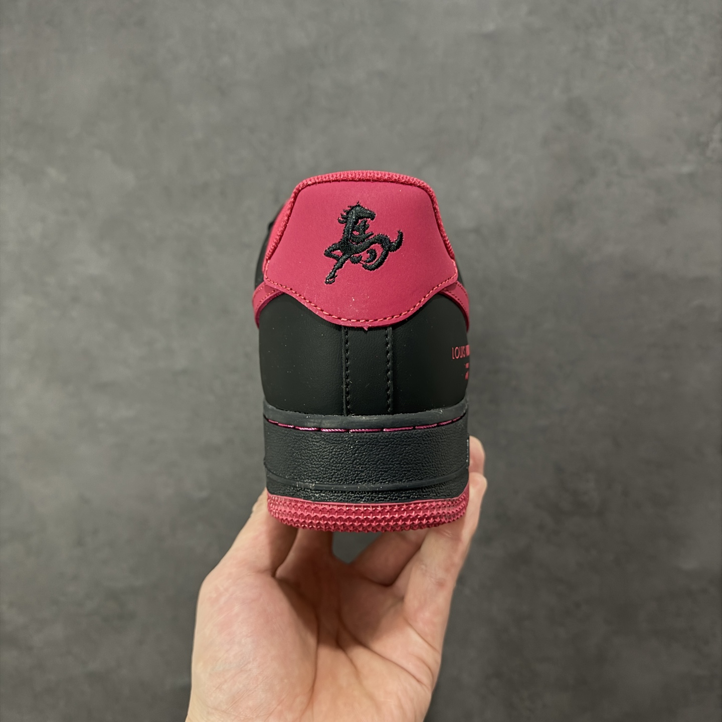 图片[4]-【定制版】NIke Air Force 1 \’07 Low “马年限定–墨黑玫红” 空军一号低帮 运动鞋 休闲鞋 头层皮 折边针车 工艺难度大 原楦头原纸板 高端定制鞋盒 原厂鞋底 超高清洁度 细节完美 货号：FV3694-102 尺码：36 36.5 37.5 38 38.5 39 40 40.5 41 42 42.5 43 44 44.5 45 编码：HXSB310320-选品中心