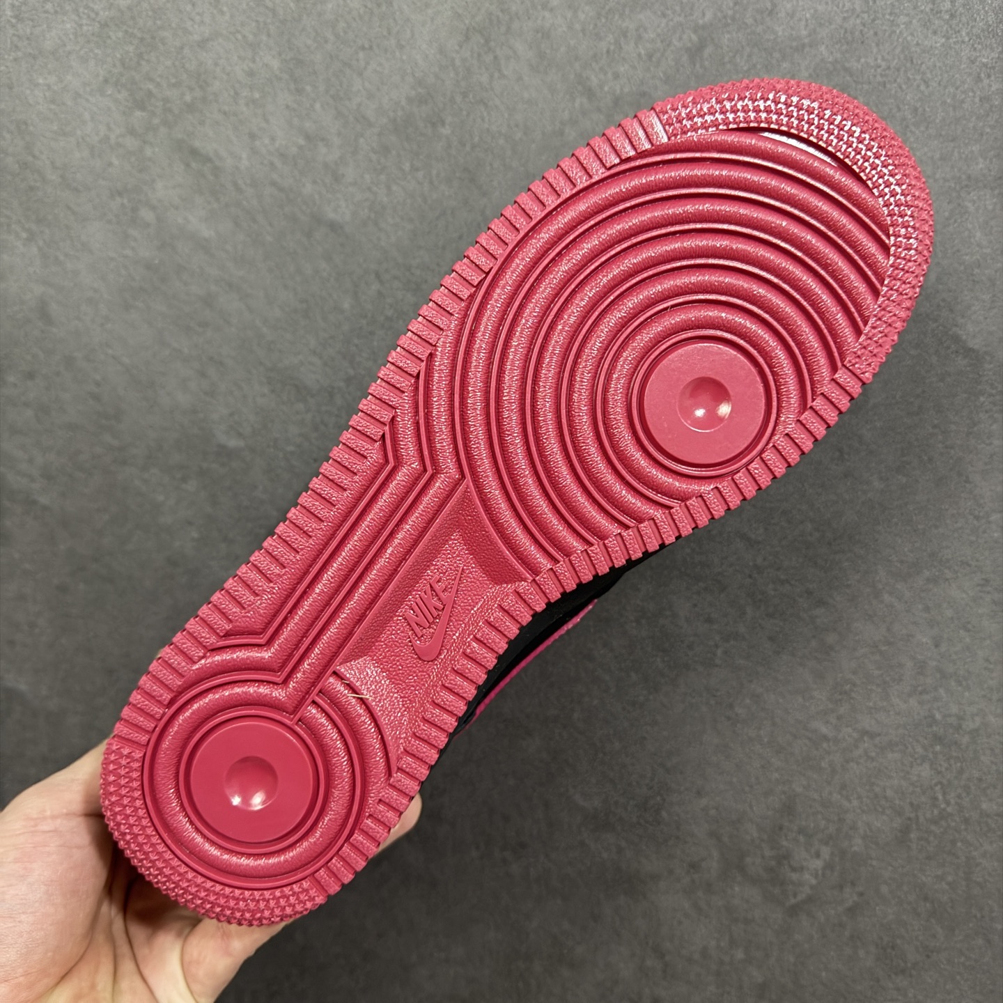 图片[9]-【定制版】NIke Air Force 1 \’07 Low “马年限定–墨黑玫红” 空军一号低帮 运动鞋 休闲鞋 头层皮 折边针车 工艺难度大 原楦头原纸板 高端定制鞋盒 原厂鞋底 超高清洁度 细节完美 货号：FV3694-102 尺码：36 36.5 37.5 38 38.5 39 40 40.5 41 42 42.5 43 44 44.5 45 编码：HXSB310320-选品中心