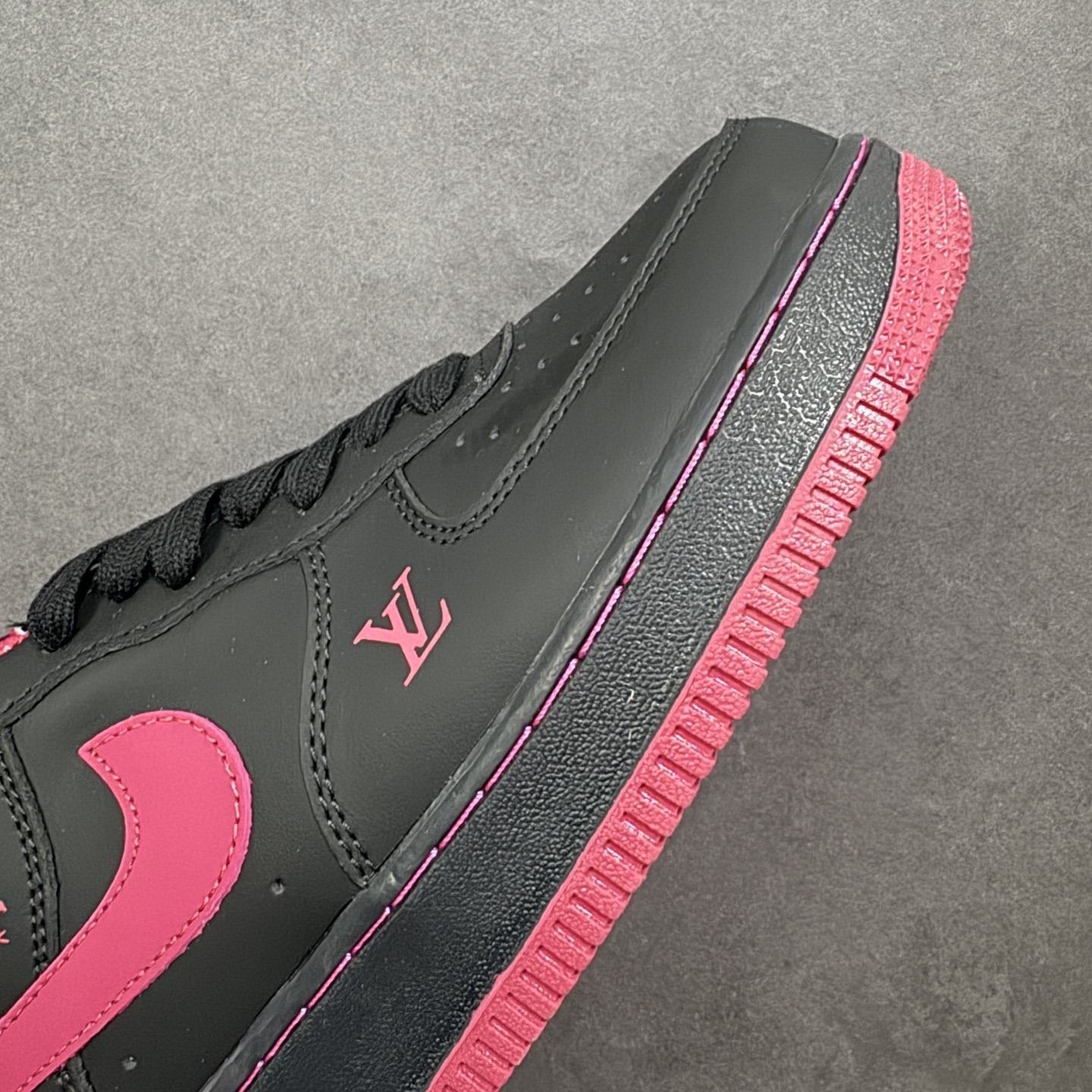 图片[5]-【定制版】NIke Air Force 1 \’07 Low “马年限定–墨黑玫红” 空军一号低帮 运动鞋 休闲鞋 头层皮 折边针车 工艺难度大 原楦头原纸板 高端定制鞋盒 原厂鞋底 超高清洁度 细节完美 货号：FV3694-102 尺码：36 36.5 37.5 38 38.5 39 40 40.5 41 42 42.5 43 44 44.5 45 编码：HXSB310320-选品中心