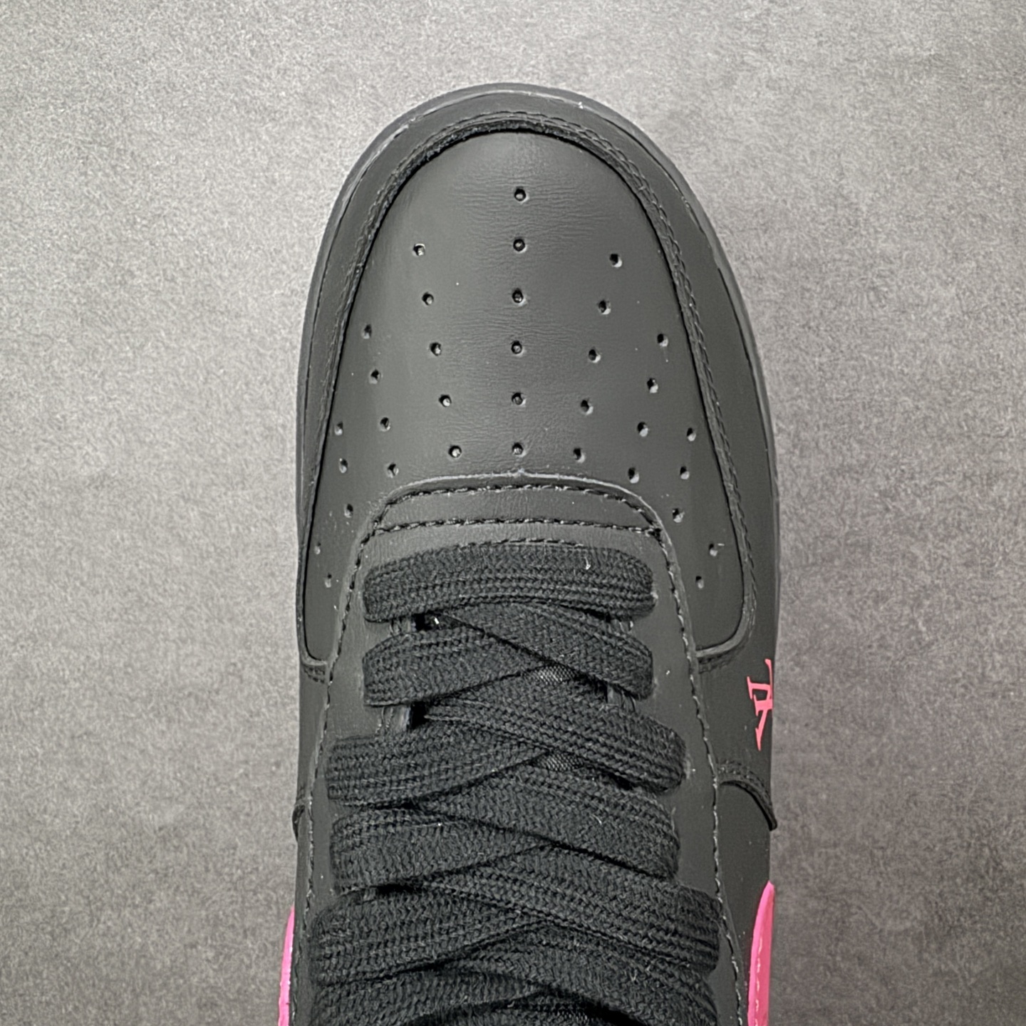 图片[8]-【定制版】NIke Air Force 1 \’07 Low “马年限定–墨黑玫红” 空军一号低帮 运动鞋 休闲鞋 头层皮 折边针车 工艺难度大 原楦头原纸板 高端定制鞋盒 原厂鞋底 超高清洁度 细节完美 货号：FV3694-102 尺码：36 36.5 37.5 38 38.5 39 40 40.5 41 42 42.5 43 44 44.5 45 编码：HXSB310320-选品中心