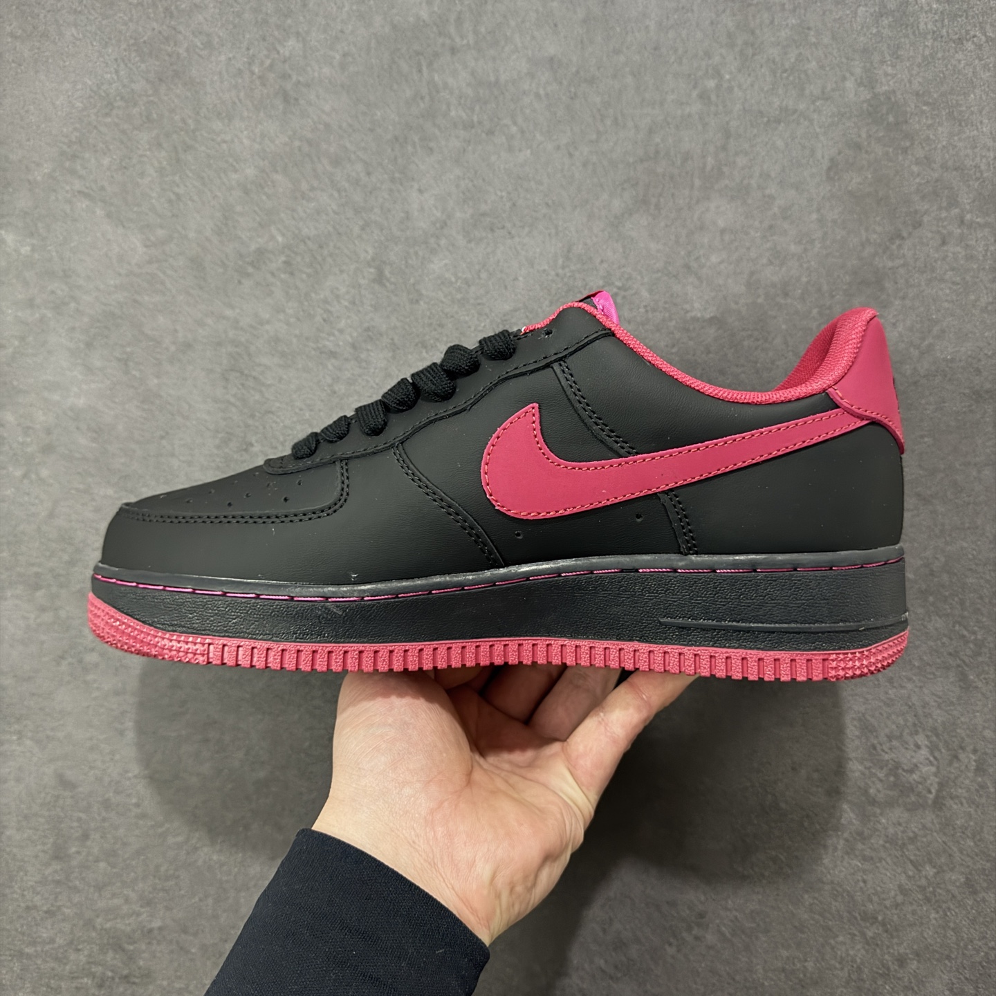图片[2]-【定制版】NIke Air Force 1 \’07 Low “马年限定–墨黑玫红” 空军一号低帮 运动鞋 休闲鞋 头层皮 折边针车 工艺难度大 原楦头原纸板 高端定制鞋盒 原厂鞋底 超高清洁度 细节完美 货号：FV3694-102 尺码：36 36.5 37.5 38 38.5 39 40 40.5 41 42 42.5 43 44 44.5 45 编码：HXSB310320-选品中心
