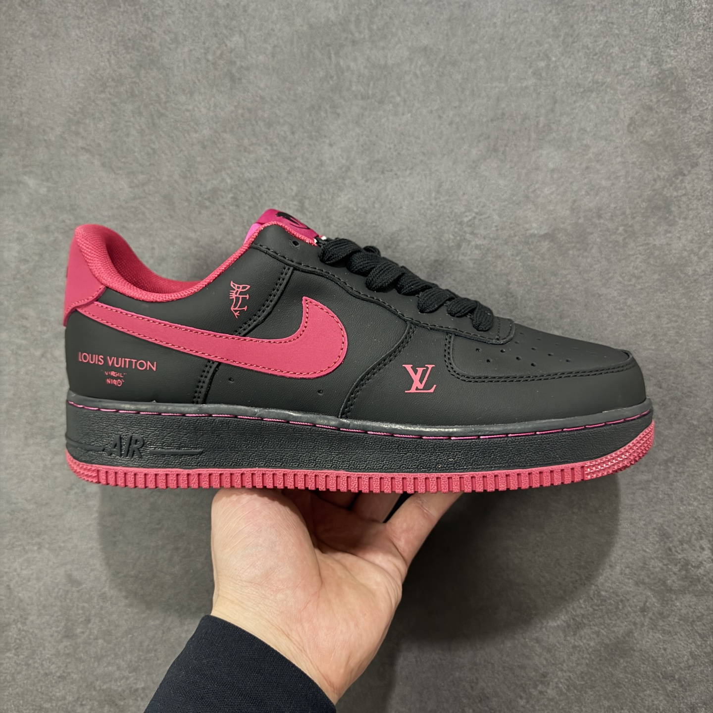 NO:690233,Local store support [Customized version] NIke Air Force 1 '07 Low 'Limited to the Year of the Horse - Jet Black and Rose Red' Air Force 1 low-top sneakers, casual shoes, first-layer leather, folding sewing machine, difficult process, original last and original cardboard, high-end customized shoe box, original sole, ultra-high cleanliness, perfect details, item number FV3694-102 Size36 36.5 37.5 38 38.5  39 40 40.5 41 42 42.5 43 44 44.5 45 Coding: HXSB310320,,sneakers19860909本地 支持放店【定制版】NIke Air Force 1 '07 Low “马年限定--墨黑玫红” 空军一号低帮 运动鞋 休闲鞋 头层皮 折边针车 工艺难度大 原楦头原纸板 高端定制鞋盒 原厂鞋底 超高清洁度 细节完美 货号FV3694-102 Size36 36.5 37.5 38 38.5 39 40 40.5 41 42 42.5 43 44 44.5 45 编码:HXSB310320,,sneakers,Men's shoes