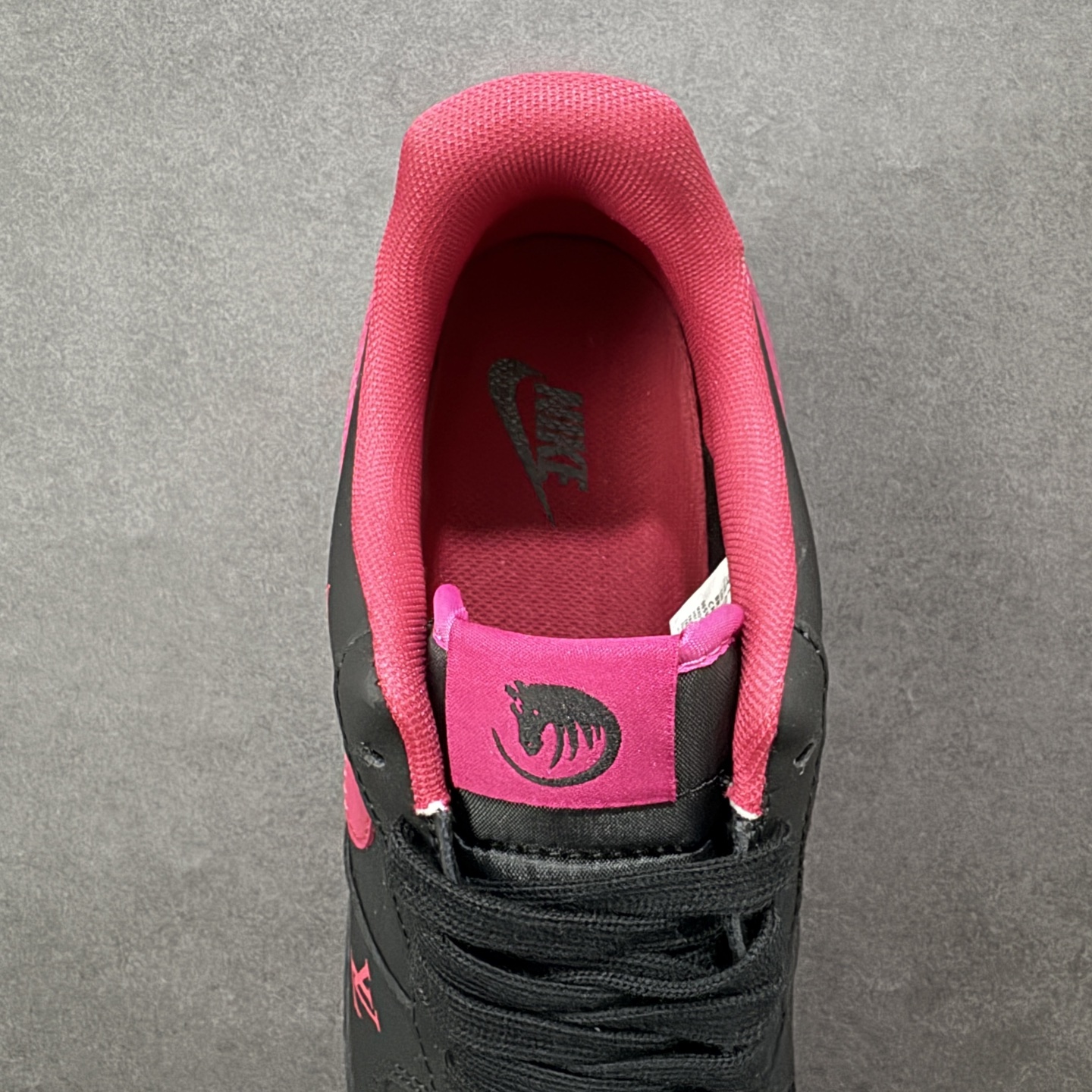 图片[7]-【定制版】NIke Air Force 1 \’07 Low “马年限定–墨黑玫红” 空军一号低帮 运动鞋 休闲鞋 头层皮 折边针车 工艺难度大 原楦头原纸板 高端定制鞋盒 原厂鞋底 超高清洁度 细节完美 货号：FV3694-102 尺码：36 36.5 37.5 38 38.5 39 40 40.5 41 42 42.5 43 44 44.5 45 编码：HXSB310320-选品中心